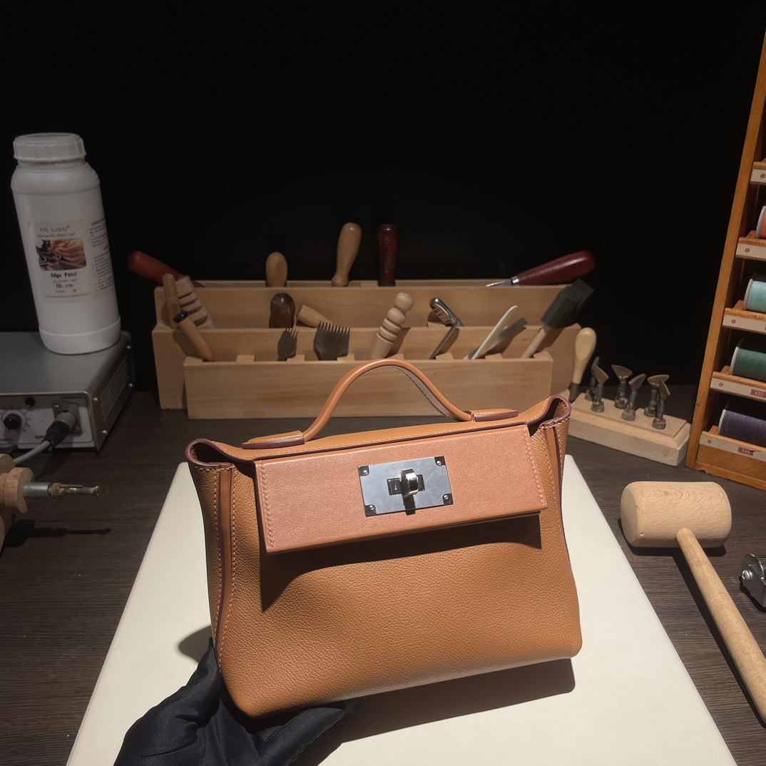 NO:698730,Kelly mini 2424 21cm Original imported Evercolor leather with Swift leather [golden brown] silver buckle, natural color thread, counter synchronization, fully handmade beeswax thread sewing, pure steel hardware, in stock, Hermes, hermes, stuart weitzman, Hermes,19860909Kelly mini 2424 21cm 原厂进口Evercolor皮拼Swift皮【金棕】银扣 走本色线 专柜同步 全手工蜜蜡线缝制 纯钢五金 现货,爱马仕,hermes,stuart weitzman,Hermes,,Bag