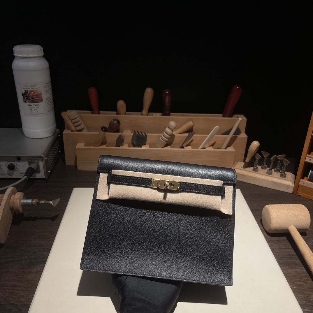 Kelly danse 跳舞包 22cm 原厂进口Evercolor皮【黑色】金扣 
专柜同步 手工蜡线缝制 纯钢五金 现货