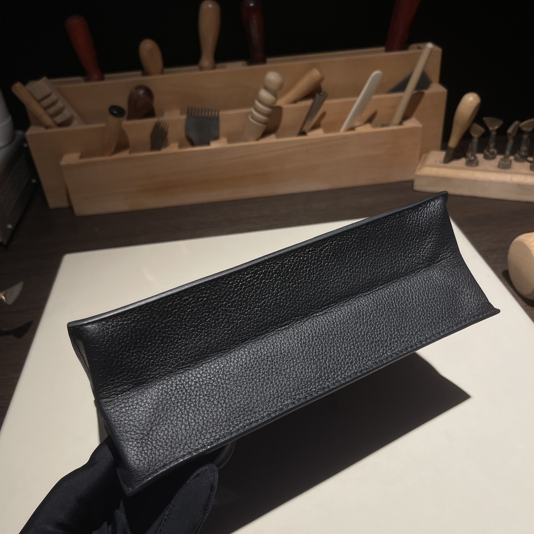 Kelly danse 跳舞包 22cm 原厂进口Evercolor皮【黑色】金扣 
专柜同步 手工蜡线缝制 纯钢五金 现货