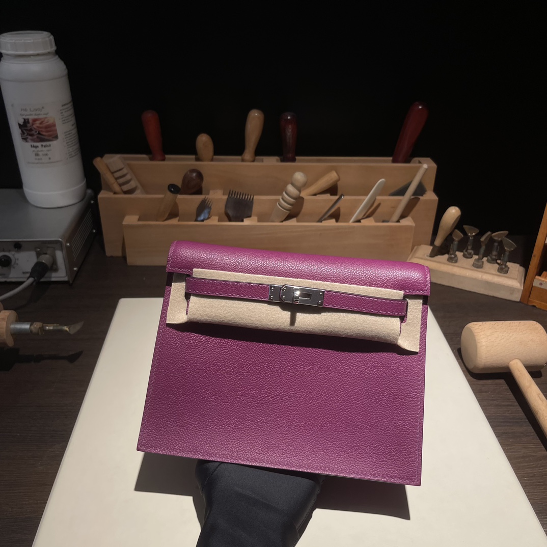 Kelly danse 跳舞包 22cm 原厂进口Evercolor皮【海葵紫】银扣 
专柜同步 手工蜡线缝制 纯钢五金 现货