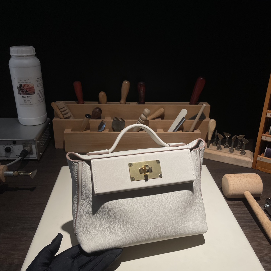 NO:698766,Kelly mini 2424 21cm. Original imported Evercolor leather combined with Swift leather [glacier white] gold buckle. Counter synchronization. Fully handmade beeswax thread sewing. Pure steel hardware. Ready stock, Hermes, stuart weitzman, Hermes,19860909Kelly mini 2424 21cm 原厂进口Evercolor皮拼Swift皮【冰川白】金扣 专柜同步 全手工蜜蜡线缝制 纯钢五金 现货,爱马仕,hermes,stuart weitzman,Hermes,,Bag