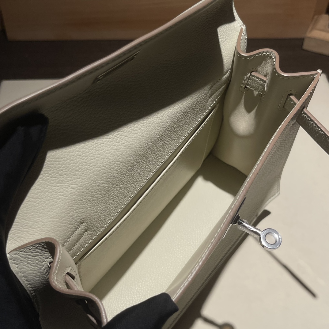 Kelly danse 跳舞包 22cm 原厂进口Evercolor皮【奶昔白】银扣 
专柜同步 手工蜡线缝制 纯钢五金 现货