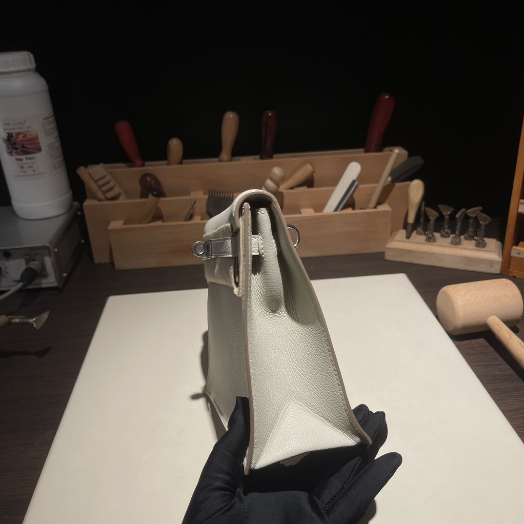 Kelly danse 跳舞包 22cm 原厂进口Evercolor皮【奶昔白】银扣 
专柜同步 手工蜡线缝制 纯钢五金 现货