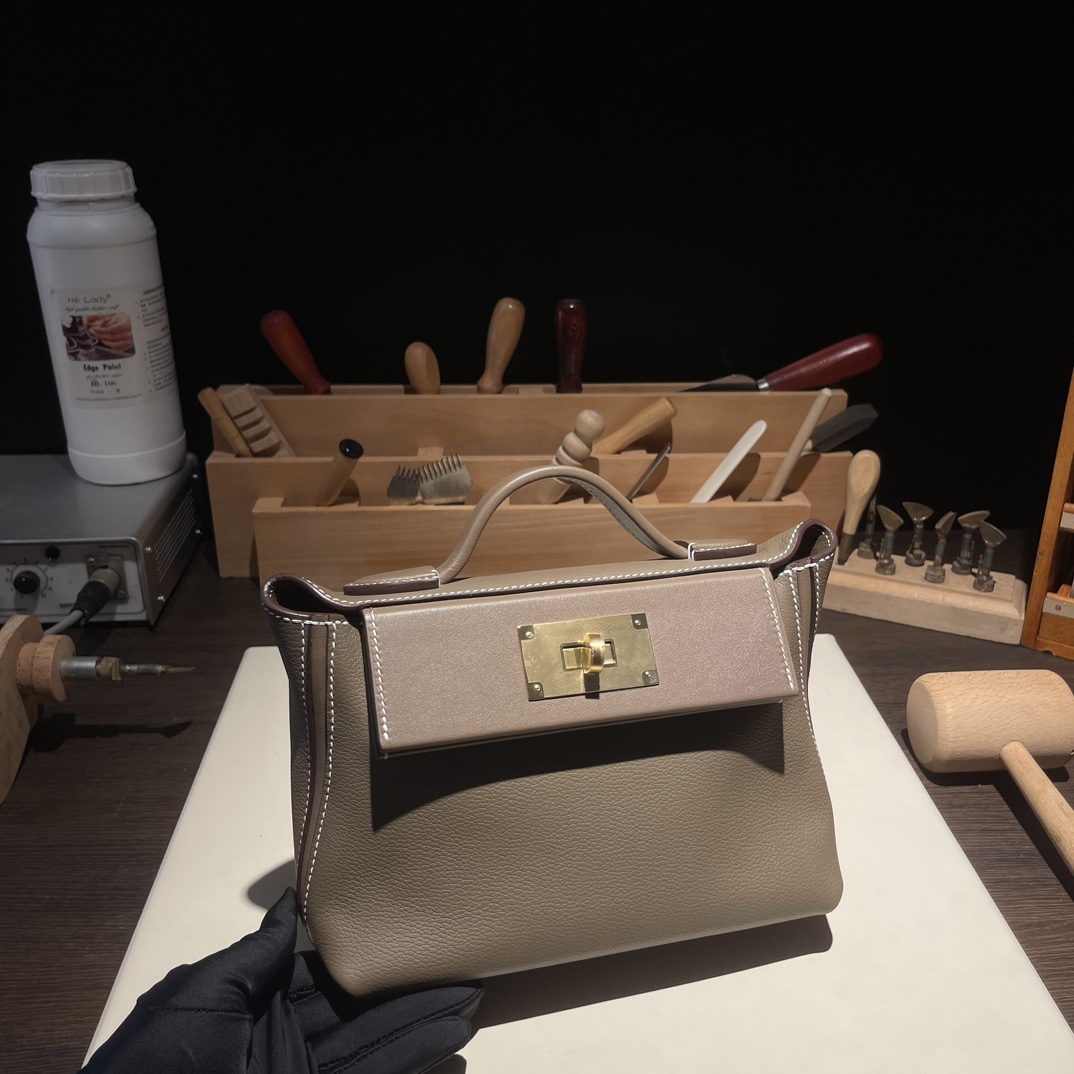 NO:698736,Kelly mini 2424 21cm. Original imported Evercolor leather combined with Swift leather [elephant gray] gold buckle. Counter synchronization. Fully handmade beeswax thread sewing. Pure steel hardware. Ready stock, Hermes, stuart weitzman, Hermes,19860909Kelly mini 2424 21cm 原厂进口Evercolor皮拼Swift皮【大象灰】金扣 专柜同步 全手工蜜蜡线缝制 纯钢五金 现货,爱马仕,hermes,stuart weitzman,Hermes,,Bag