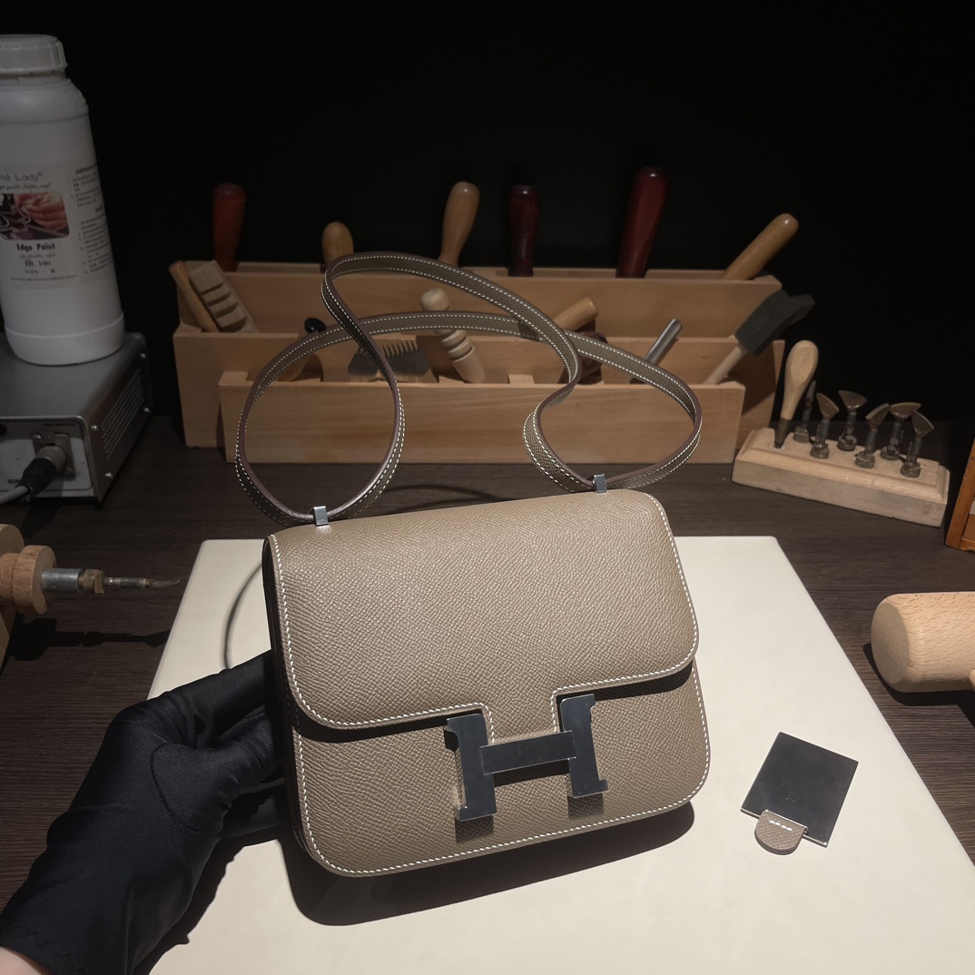 NO:741199,Kangkang new version with mirror Constance Kangkang 19cm original imported Esom leather [elephant gray] gold and silver buckle limited edition counter synchronization fully handmade beeswax thread sewing pure steel hardware in stock, Hermes,19860909康康新版 配镜子 Constance 康康 19cm 原厂进口Esom皮【大象灰】金银扣 限量版 专柜同步 全手工蜜蜡线缝制 纯钢五金 现货,,Hermes,,Bag