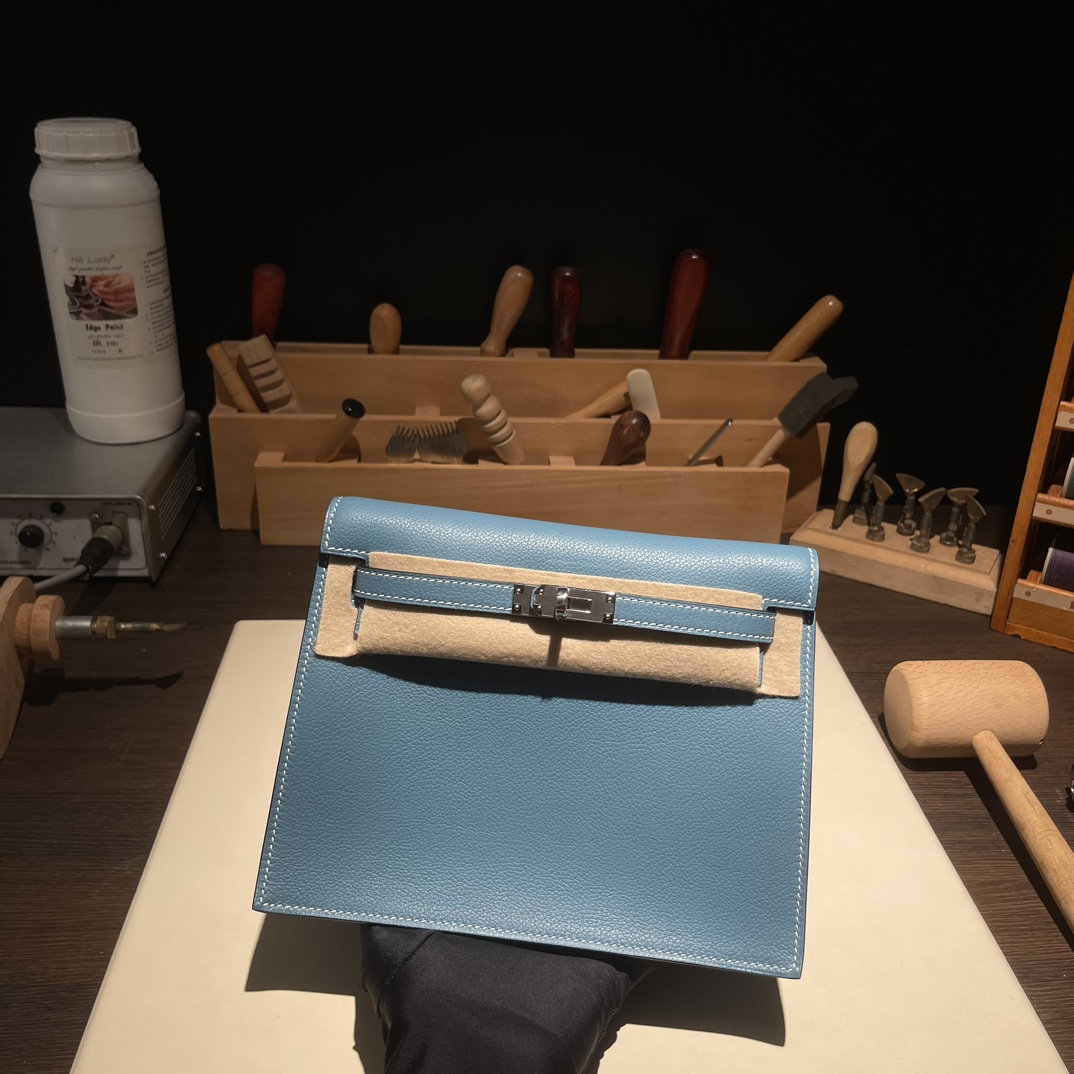 Kelly danse 跳舞包 22cm 原厂进口Evercolor皮【牛仔蓝】银扣 
专柜同步 手工蜡线缝制 纯钢五金 现货