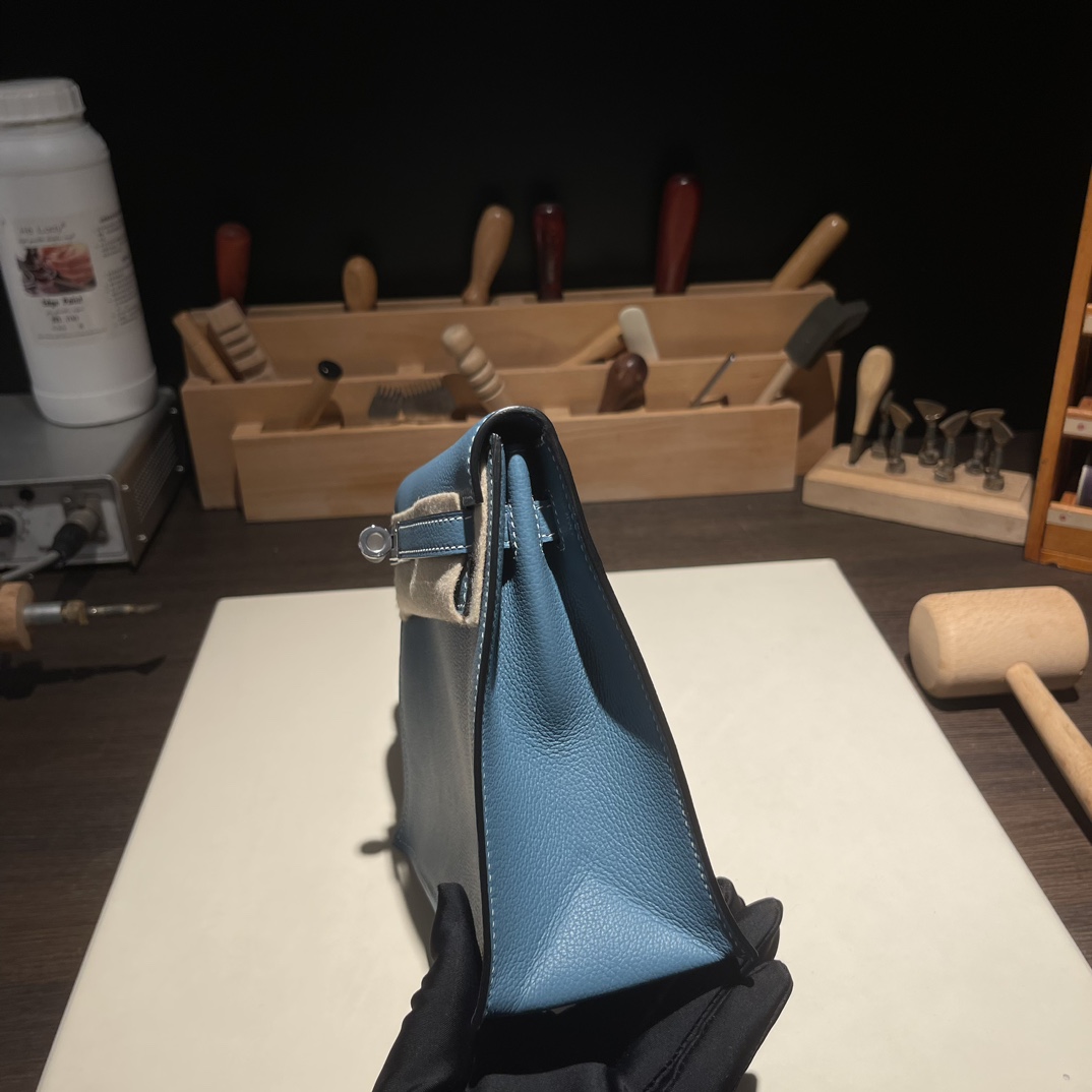 Kelly danse 跳舞包 22cm 原厂进口Evercolor皮【牛仔蓝】银扣 
专柜同步 手工蜡线缝制 纯钢五金 现货