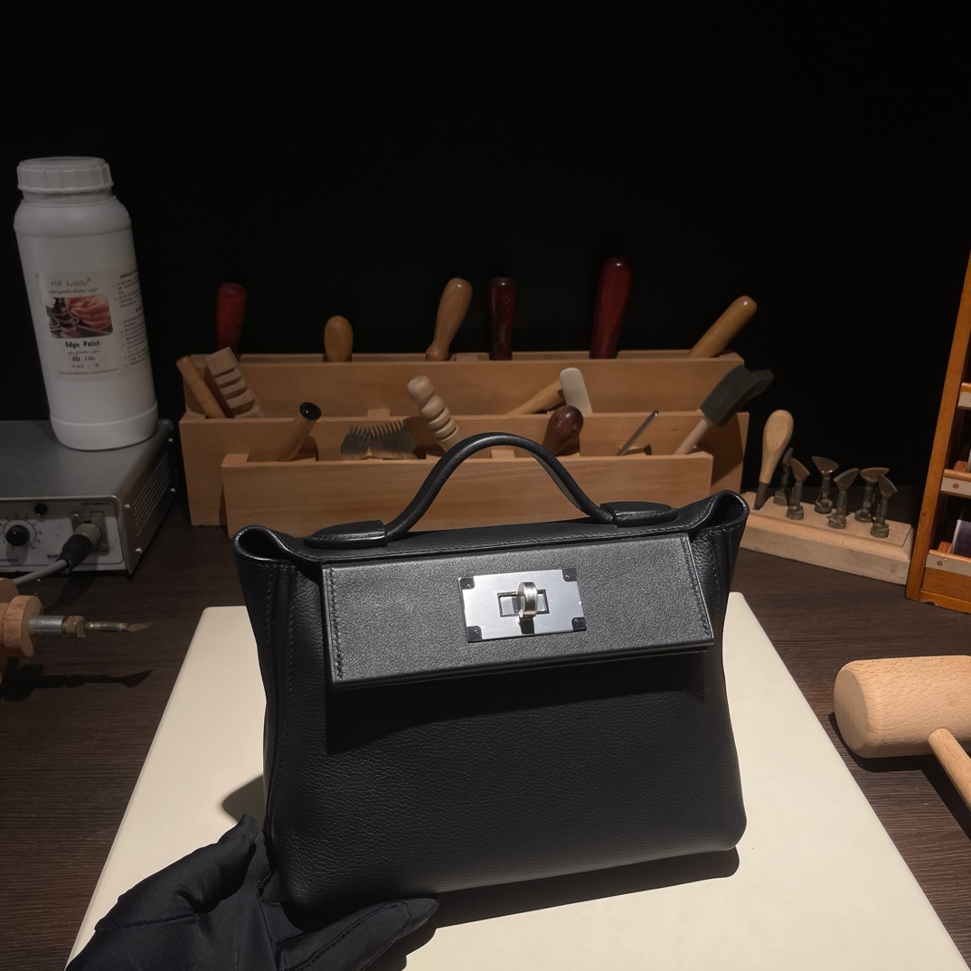 NO:698751,Kelly mini 2424 21cm. Original imported Evercolor leather with Swift leather [black] silver buckle. Counter synchronization. Fully handmade beeswax thread sewing. Pure steel hardware. Ready stock, Hermes, hermes, stuart weitzman, Hermes,19860909Kelly mini 2424 21cm 原厂进口Evercolor皮拼Swift皮【黑色】银扣 专柜同步 全手工蜜蜡线缝制 纯钢五金 现货,爱马仕,hermes,stuart weitzman,Hermes,,Bag