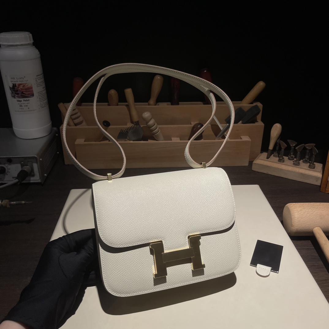 NO:741197,Kangkang new version with mirror Constance Kangkang 19cm original imported Esom leather [milkshake white] gold and silver buckle limited edition counter synchronization fully handmade beeswax thread sewing pure steel hardware in stock, Hermes,19860909康康新版 配镜子 Constance 康康 19cm 原厂进口Esom皮【奶昔白】金银扣 限量版 专柜同步 全手工蜜蜡线缝制 纯钢五金 现货,,Hermes,,Bag