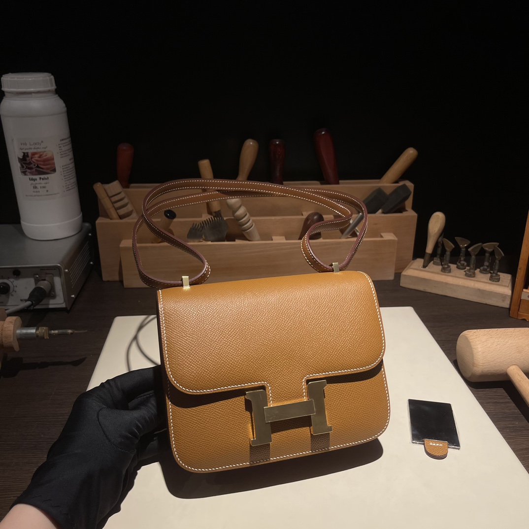 NO:741205,Kangkang new version with mirror Constance Kangkang 19cm original imported Esom leather [golden brown] gold and silver buckle limited edition counter synchronization fully handmade beeswax thread sewing pure steel hardware in stock, Hermes,19860909康康新版 配镜子 Constance 康康 19cm 原厂进口Esom皮【金棕】金银扣 限量版 专柜同步 全手工蜜蜡线缝制 纯钢五金 现货,,Hermes,,Bag