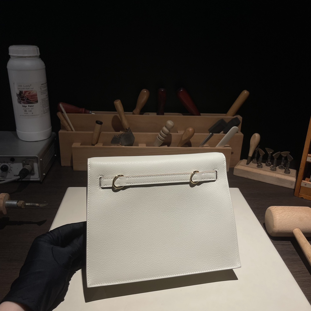Kelly danse 跳舞包 22cm 原厂进口Evercolor皮【奶昔白】金扣 
专柜同步 手工蜡线缝制 纯钢五金 现货