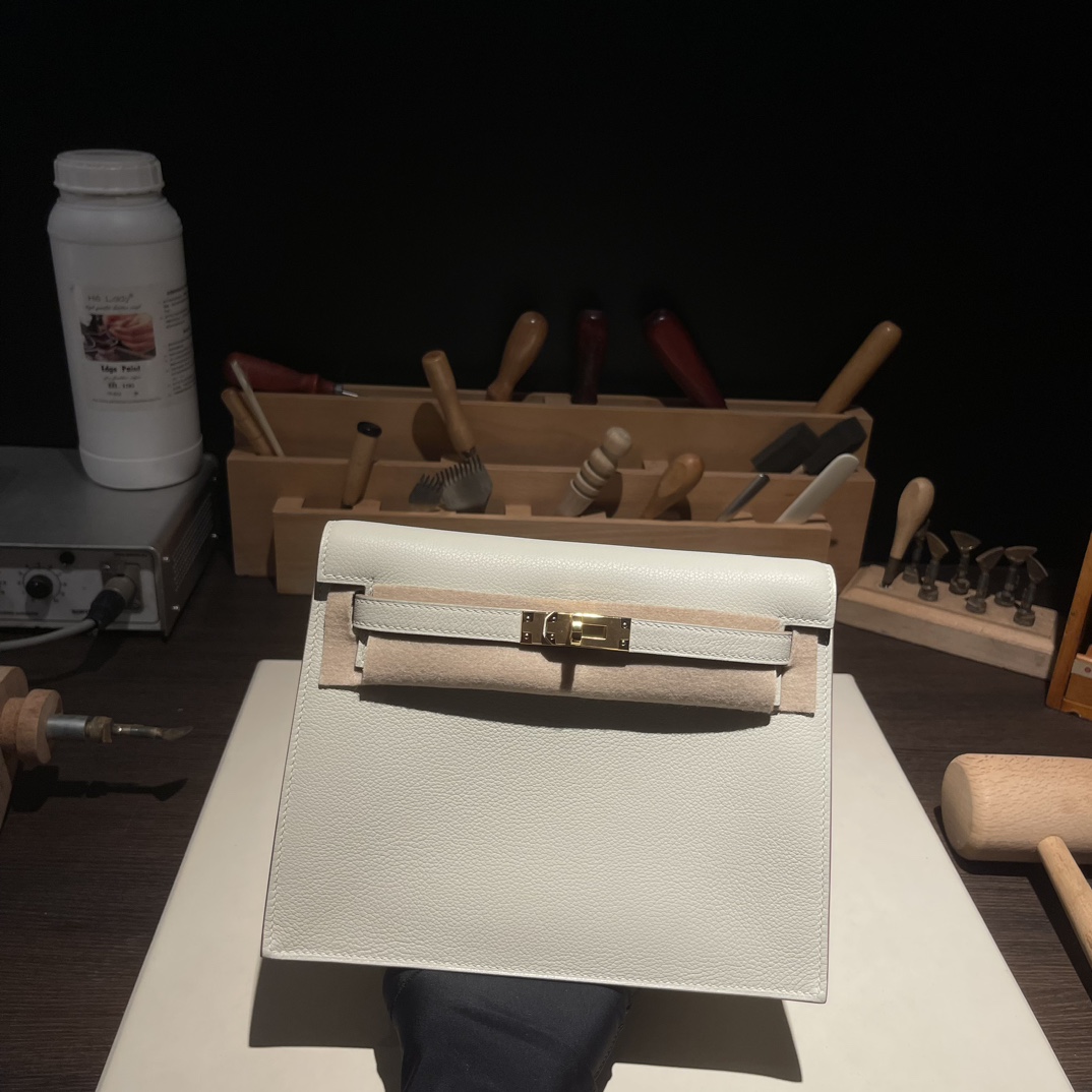 Kelly danse 跳舞包 22cm 原厂进口Evercolor皮【奶昔白】金扣 
专柜同步 手工蜡线缝制 纯钢五金 现货
