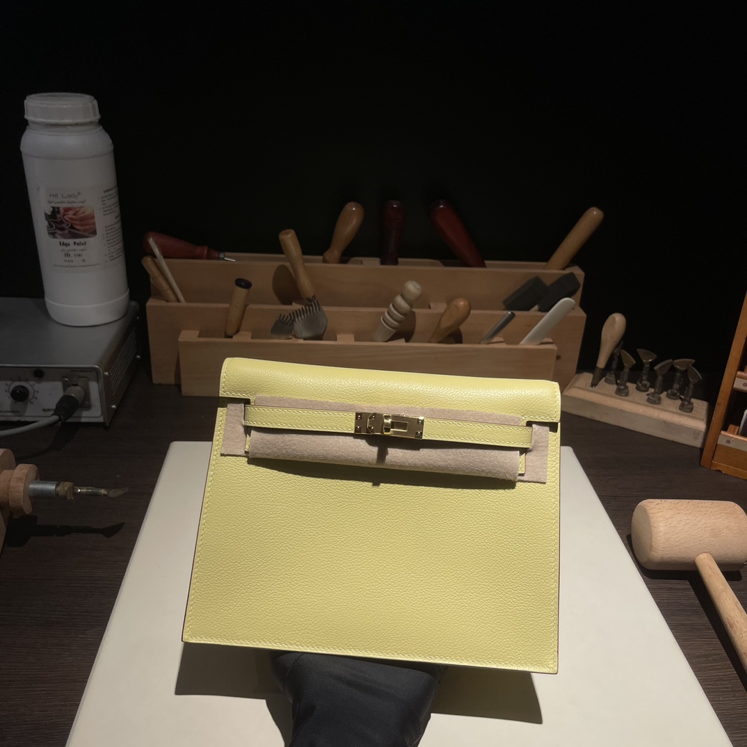Kelly danse 跳舞包 22cm 原厂进口Evercolor皮【小鸡黄】金扣 
专柜同步 手工蜡线缝制 纯钢五金 现货