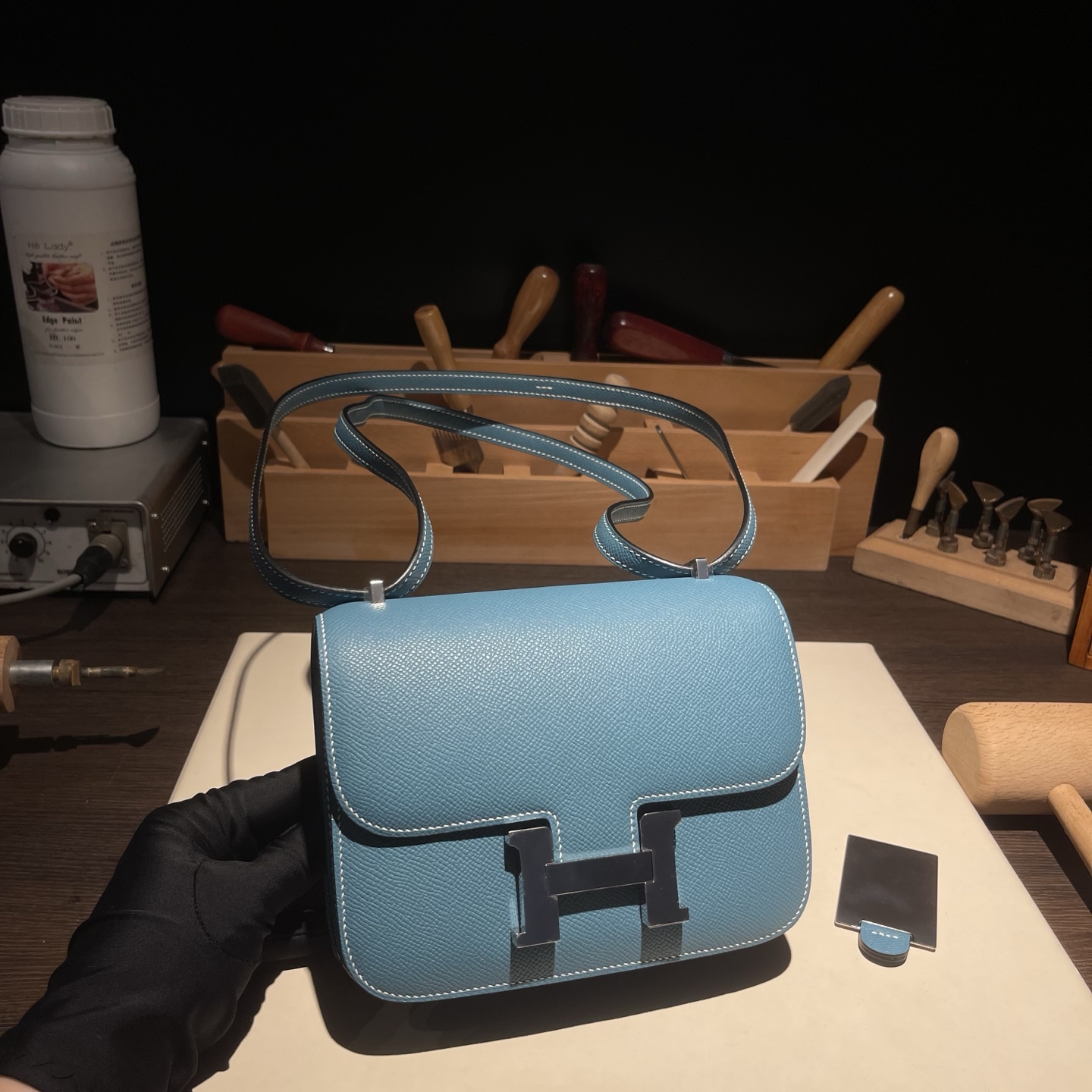NO:741195,Kangkang new version with mirror Constance Kangkang 19cm original imported Esom leather [denim blue] gold and silver buckle limited edition counter synchronization fully handmade beeswax thread sewing pure steel hardware in stock, Hermes,19860909康康新版 配镜子 Constance 康康 19cm 原厂进口Esom皮【牛仔蓝】金银扣 限量版 专柜同步 全手工蜜蜡线缝制 纯钢五金 现货,,Hermes,,Bag