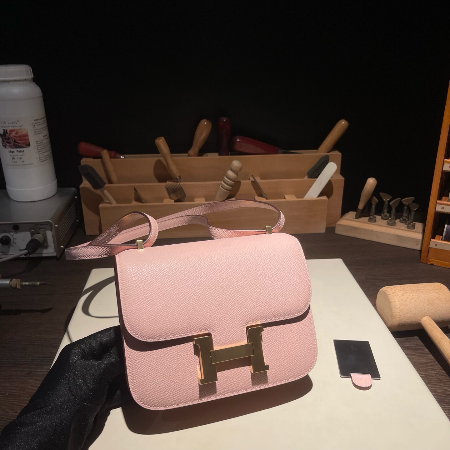 NO:741201,Kangkang new version with mirror Constance Kangkang 19cm original imported Esom leather [3Q powder] gold and silver buckle limited edition counter synchronization fully handmade beeswax thread sewing pure steel hardware in stock, Hermes,19860909康康新版 配镜子 Constance 康康 19cm 原厂进口Esom皮【3Q粉】金银扣 限量版 专柜同步 全手工蜜蜡线缝制 纯钢五金 现货,,Hermes,,Bag