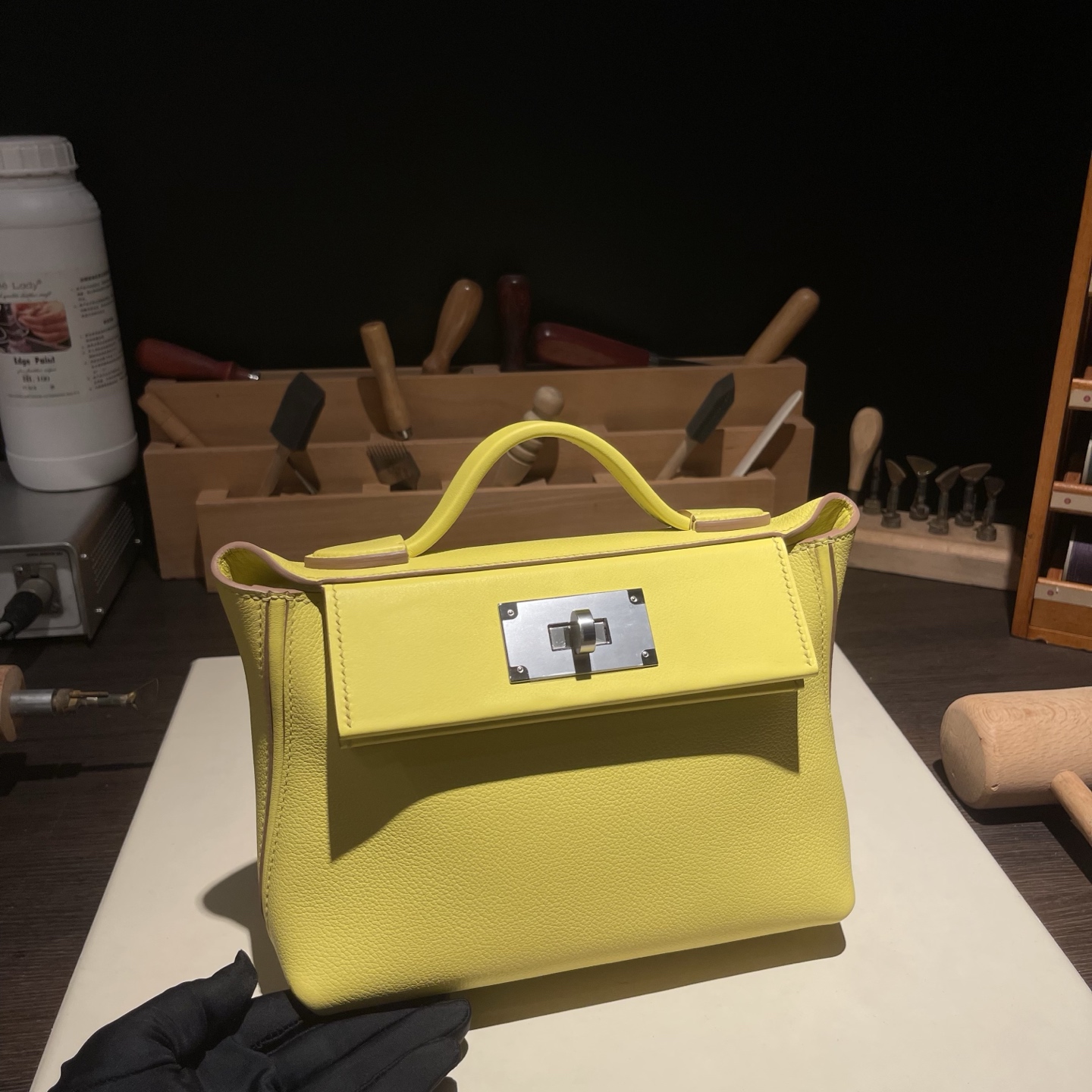 NO:698756,Kelly mini 2424 21cm Original imported Evercolor leather combined with Swift leather [lemon yellow] silver buckle Counter synchronization Fully handmade beeswax thread sewing Pure steel hardware Ready stock, Hermes, stuart weitzman, Hermes,19860909Kelly mini 2424 21cm 原厂进口Evercolor皮拼Swift皮【柠檬黄】银扣 专柜同步 全手工蜜蜡线缝制 纯钢五金 现货,爱马仕,hermes,stuart weitzman,Hermes,,Bag