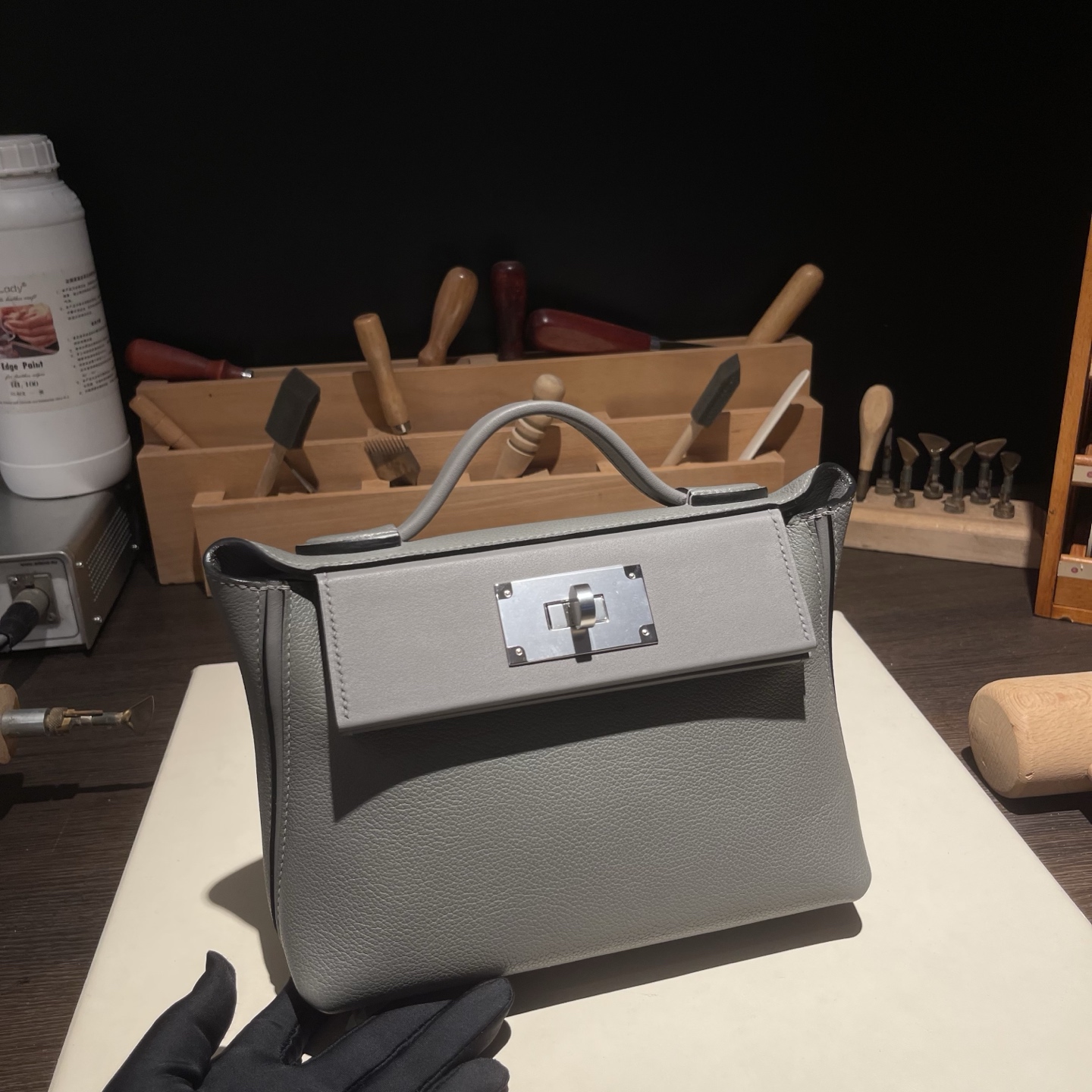 NO:698737,Kelly mini 2424 21cm. Original imported Evercolor leather combined with Swift leather [Cumulonimbus Gray] silver buckle. Counter synchronization. Fully handmade beeswax thread sewing. Pure steel hardware. In stock, Hermes, hermes, stuart weitzman, Hermes,19860909Kelly mini 2424 21cm 原厂进口Evercolor皮拼Swift皮【积雨云灰】银扣 专柜同步 全手工蜜蜡线缝制 纯钢五金 现货,爱马仕,hermes,stuart weitzman,Hermes,,Bag