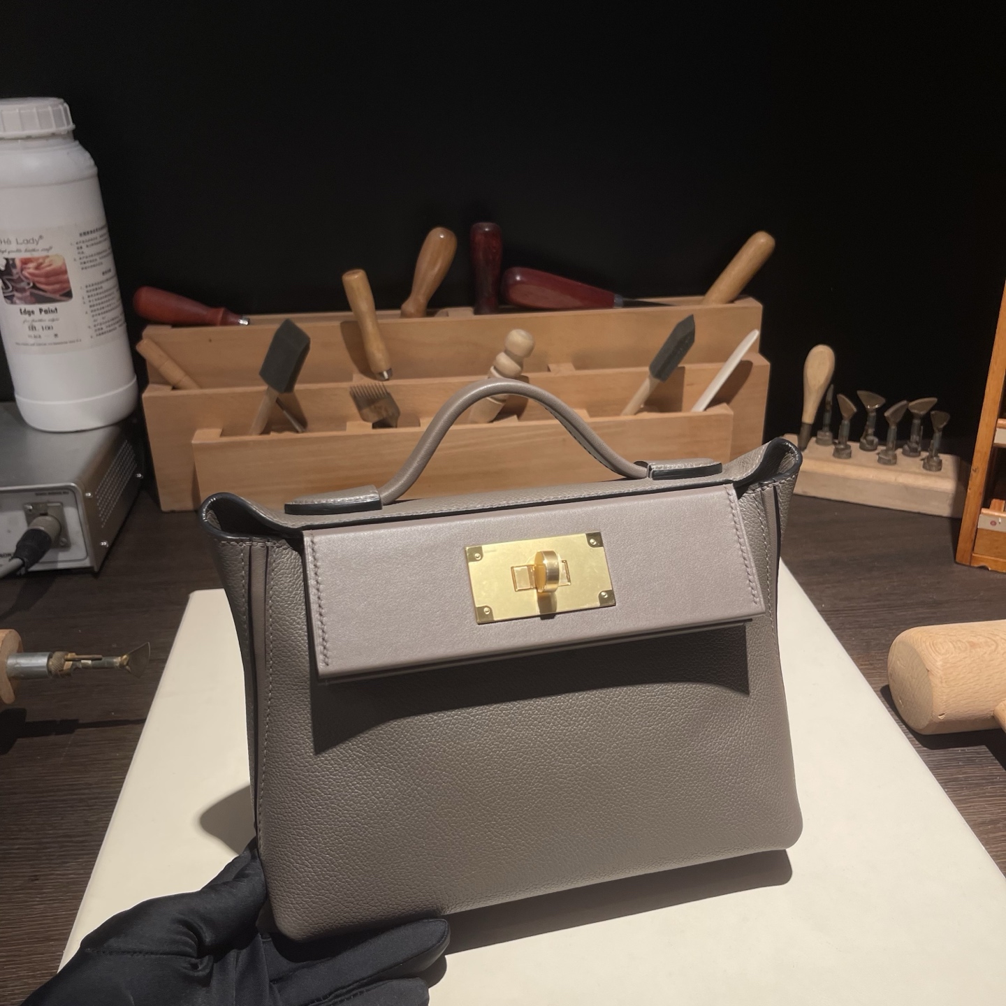 NO:698728,Kelly mini 2424 21cm Original imported Evercolor leather combined with Swift leather [tinware gray] gold buckle, counter synchronization, fully handmade beeswax thread sewing, pure steel hardware, in stock, Hermes, hermes, stuart weitzman, Hermes,19860909Kelly mini 2424 21cm 原厂进口Evercolor皮拼Swift皮【锡器灰】金扣 专柜同步 全手工蜜蜡线缝制 纯钢五金 现货,爱马仕,hermes,stuart weitzman,Hermes,,Bag