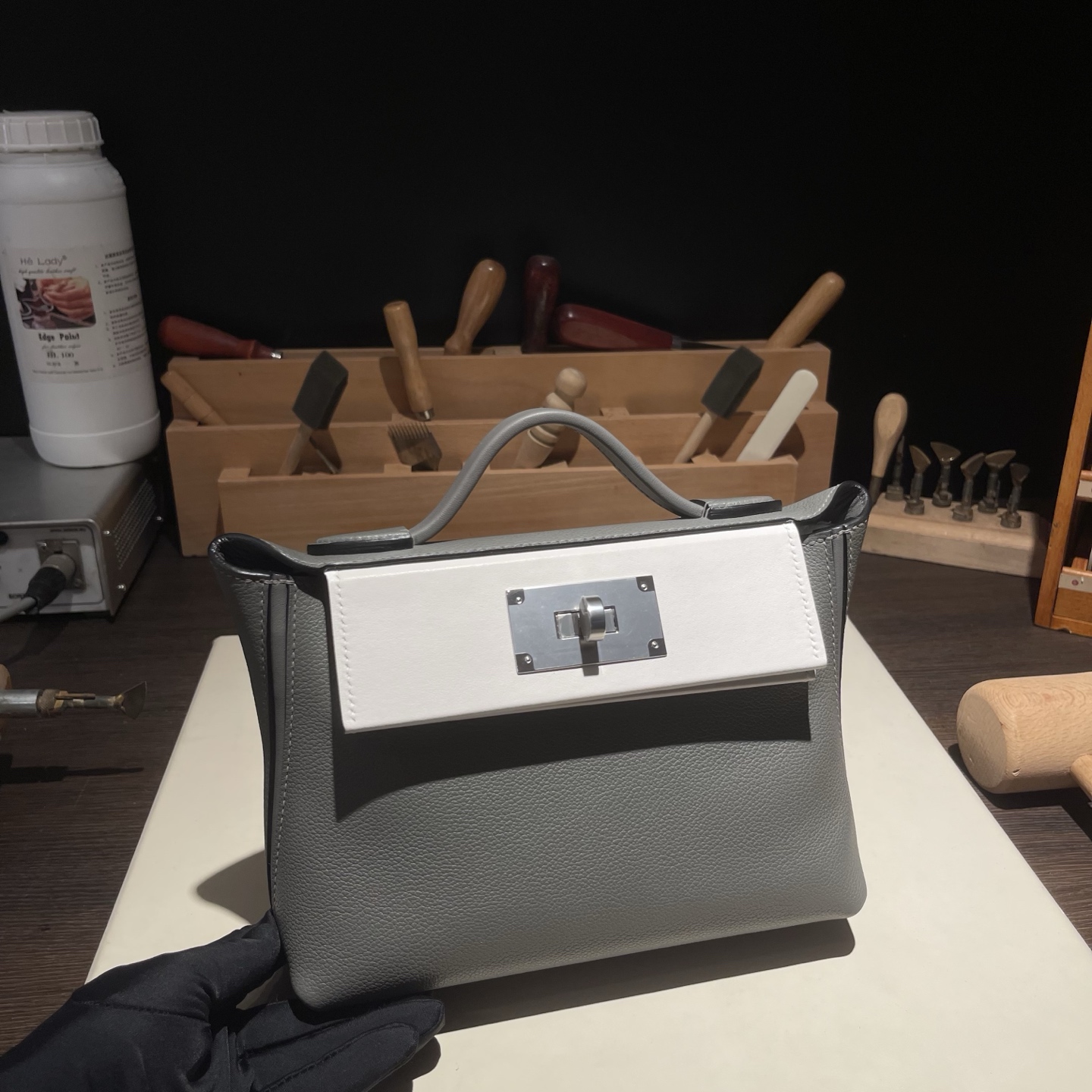 NO:698760,Kelly mini 2424 21cm Original imported Evercolor leather combined with Swift leather [cumulonimbus gray/milk gray] silver buckle, counter synchronization, fully handmade beeswax thread sewing, pure steel hardware, in stock, Hermes, hermes, stuart weitzman, Hermes,19860909Kelly mini 2424 21cm 原厂进口Evercolor皮拼Swift皮【积雨云灰/奶灰色】银扣 专柜同步 全手工蜜蜡线缝制 纯钢五金 现货,爱马仕,hermes,stuart weitzman,Hermes,,Bag