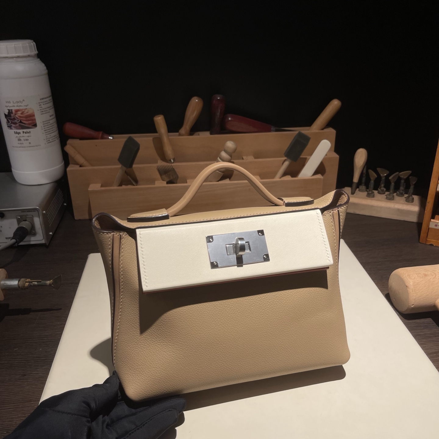 NO:698763,Kelly mini 2424 21cm Original imported Evercolor leather combined with Swift leather [Mara brown/cream white/pumpkin color] silver buckle, counter synchronization, fully handmade beeswax thread sewing, pure steel hardware, in stock, Hermes, hermes, stuart weitzman, Hermes,19860909Kelly mini 2424 21cm 原厂进口Evercolor皮拼Swift皮【马拉茶色/奶油白/南瓜色】银扣 专柜同步 全手工蜜蜡线缝制 纯钢五金 现货,爱马仕,hermes,stuart weitzman,Hermes,,Bag