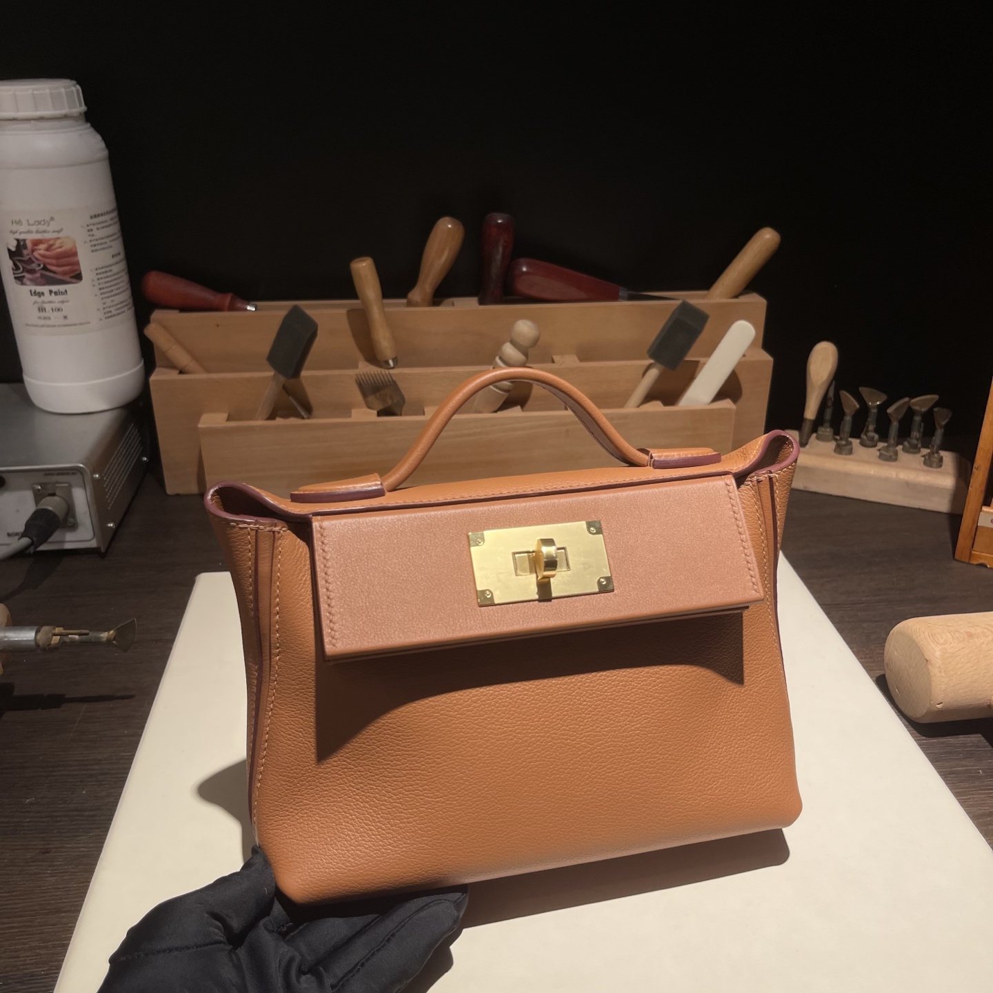 NO:698732,Kelly mini 2424 21cm Original imported Evercolor leather combined with Swift leather [golden brown] gold buckle, natural color thread, counter synchronization, fully handmade beeswax thread sewing, pure steel hardware, in stock, Hermes, hermes, stuart weitzman, Hermes,19860909Kelly mini 2424 21cm 原厂进口Evercolor皮拼Swift皮【金棕】金扣 走本色线 专柜同步 全手工蜜蜡线缝制 纯钢五金 现货,爱马仕,hermes,stuart weitzman,Hermes,,Bag