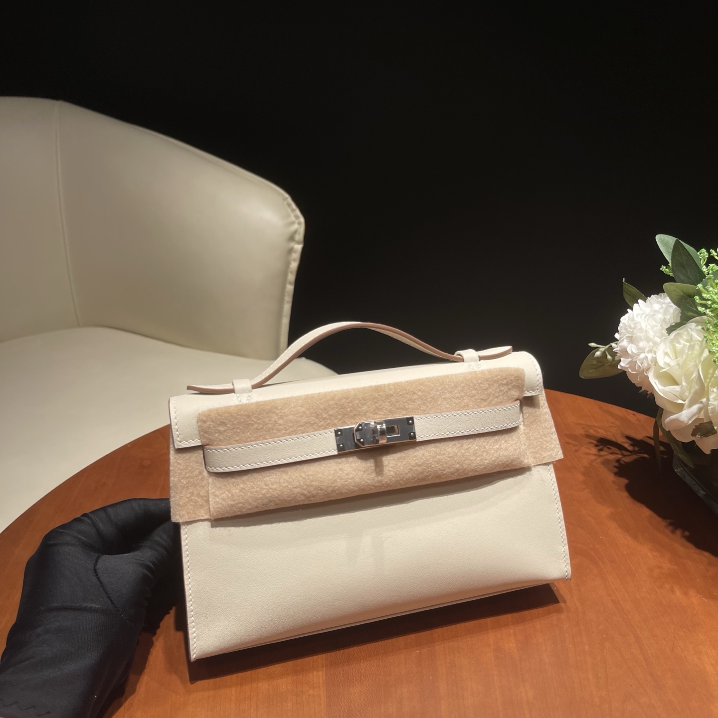 NO:698946,Kelly first generation 22cm imported Swift leather [milkshake white] silver buckle counter synchronization fully handmade beeswax thread sewing pure steel hardware in stock, Hermes, hermes, stuart weitzman, Hermes,19860909Kelly 一代 22cm 原厂进口Swift皮【奶昔白】银扣 专柜同步 全手工蜜蜡线缝制 纯钢五金 现货,爱马仕,hermes,stuart weitzman,Hermes,,Bag
