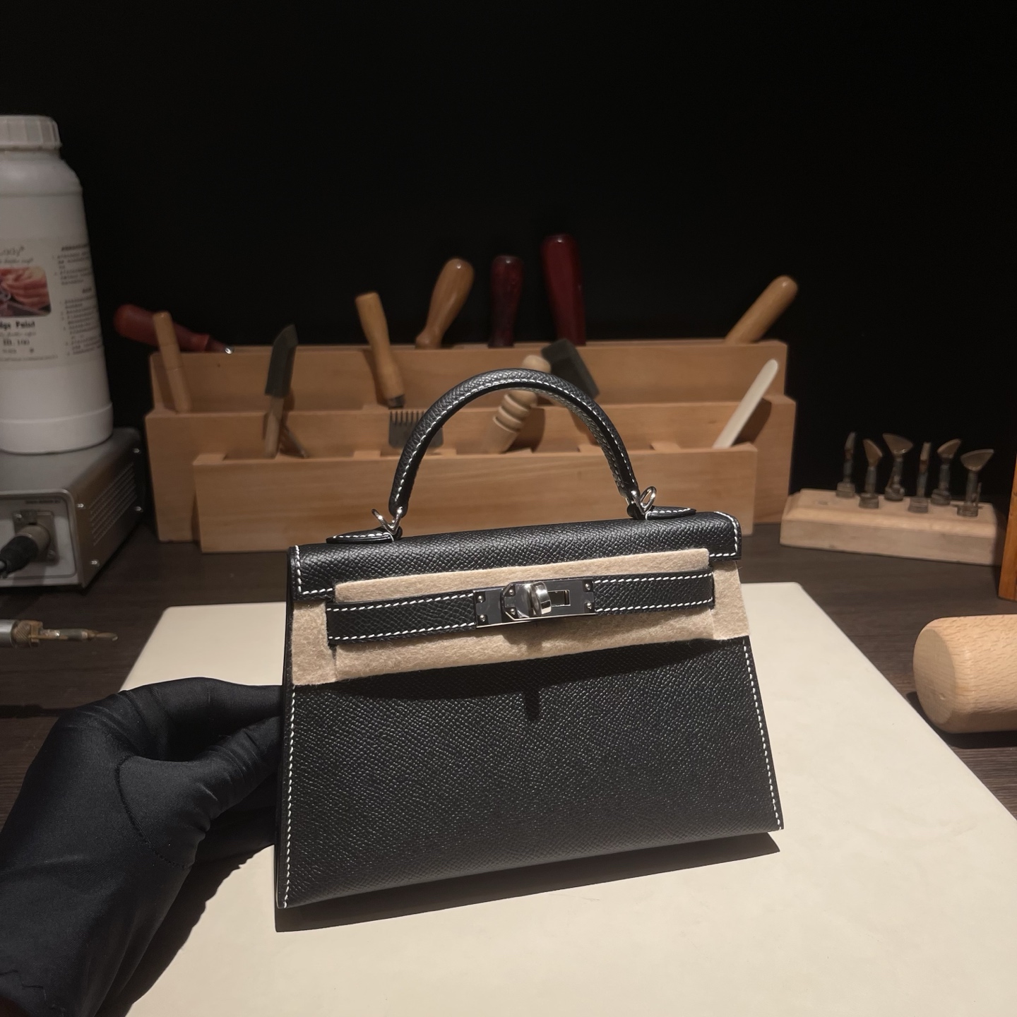 NO:699244,Strong planting Kelly second generation 19cm, original imported Esom leather [black/pearl gray] silver buckle, hand-nailed, white thread, counter synchronization, fully hand-sewn with beeswax thread, pure steel hardware, in stock, Hermes, Hermes,19860909强烈种草 Kelly 二代 19cm 原厂进口Esom皮【黑色/珍珠灰】银扣 手工钉 走白线 专柜同步 全手工蜜蜡线缝制 纯钢五金 现货,爱马仕,hermes,Hermes,,Bag