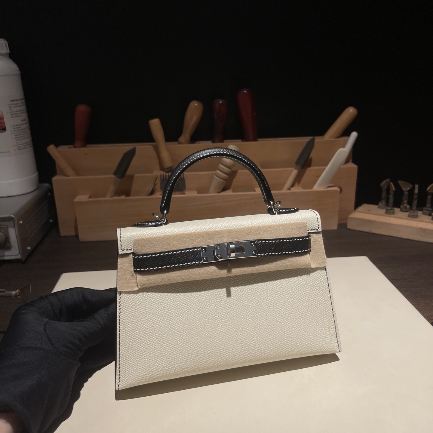 NO:699271,Strong planting Kelly second generation 19cm, original imported Esom leather [panda color] silver buckle, hand-made nails, counter synchronization, fully hand-sewn with beeswax thread, pure steel hardware, in stock, Hermes, Hermes,19860909强烈种草 Kelly 二代 19cm 原厂进口Esom皮【熊猫色】银扣 手工钉 专柜同步 全手工蜜蜡线缝制 纯钢五金 现货,爱马仕,hermes,Hermes,,Bag