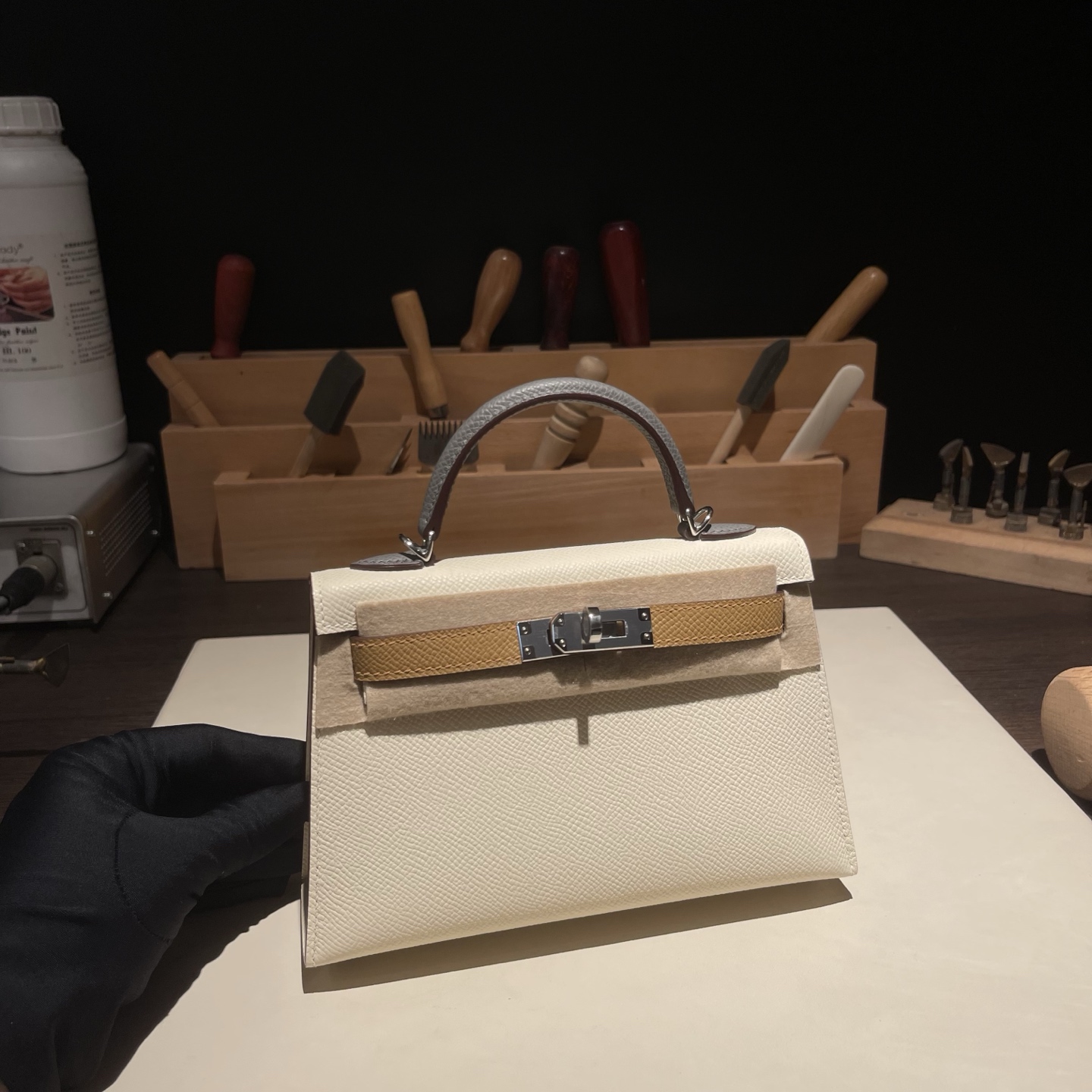 NO:699257,Strong planting Kelly second generation 19cm original imported Esom leather [cream white/cumulonimbus gray/biscuit color] silver buckle, hand-nailed, counter synchronized, fully hand-sewn with beeswax thread, pure steel hardware, in stock, Hermes, Hermes,19860909强烈种草 Kelly 二代 19cm 原厂进口Esom皮【奶油白/积雨云灰/饼干色】银扣 手工钉 专柜同步 全手工蜜蜡线缝制 纯钢五金 现货,爱马仕,hermes,Hermes,,Bag