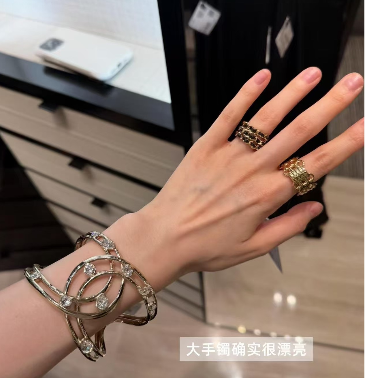 NO:857117,88280 Today’s new products must be purchased, the top version. The new double C hollowed out double C wide open bracelet with diamonds. Simple and very textured. Perfect temperament. The wide hollow design has a sense of presence and is light and comfortable at the same time. The same brass material as yb. Swarovski diamonds, Cartier high-end jewelry1986090988280 今日新品必入款,顶级版本 新双C镂空带钻双c宽版开口手环 简洁又很有质感 完美气质, 宽版镂空设计有存在感的同时又轻盈舒适 yb一样黄铜材质 施华洛钻,,卡迪亚高端饰品,Jewelry