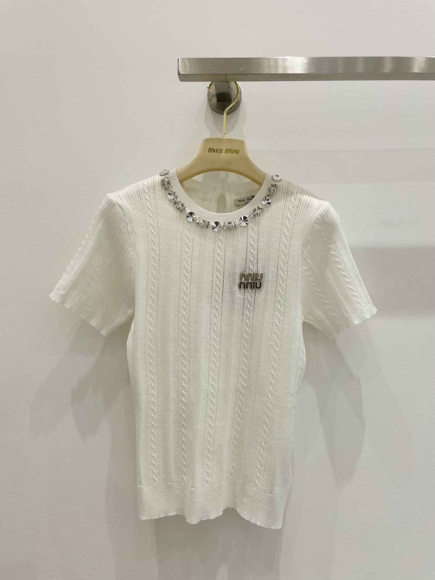 Miumi*新品手工钉钻领羊毛针织衫，胸前logo徽章。 颜色：黑 白码数：36.38.40 。bdeb18zldbd