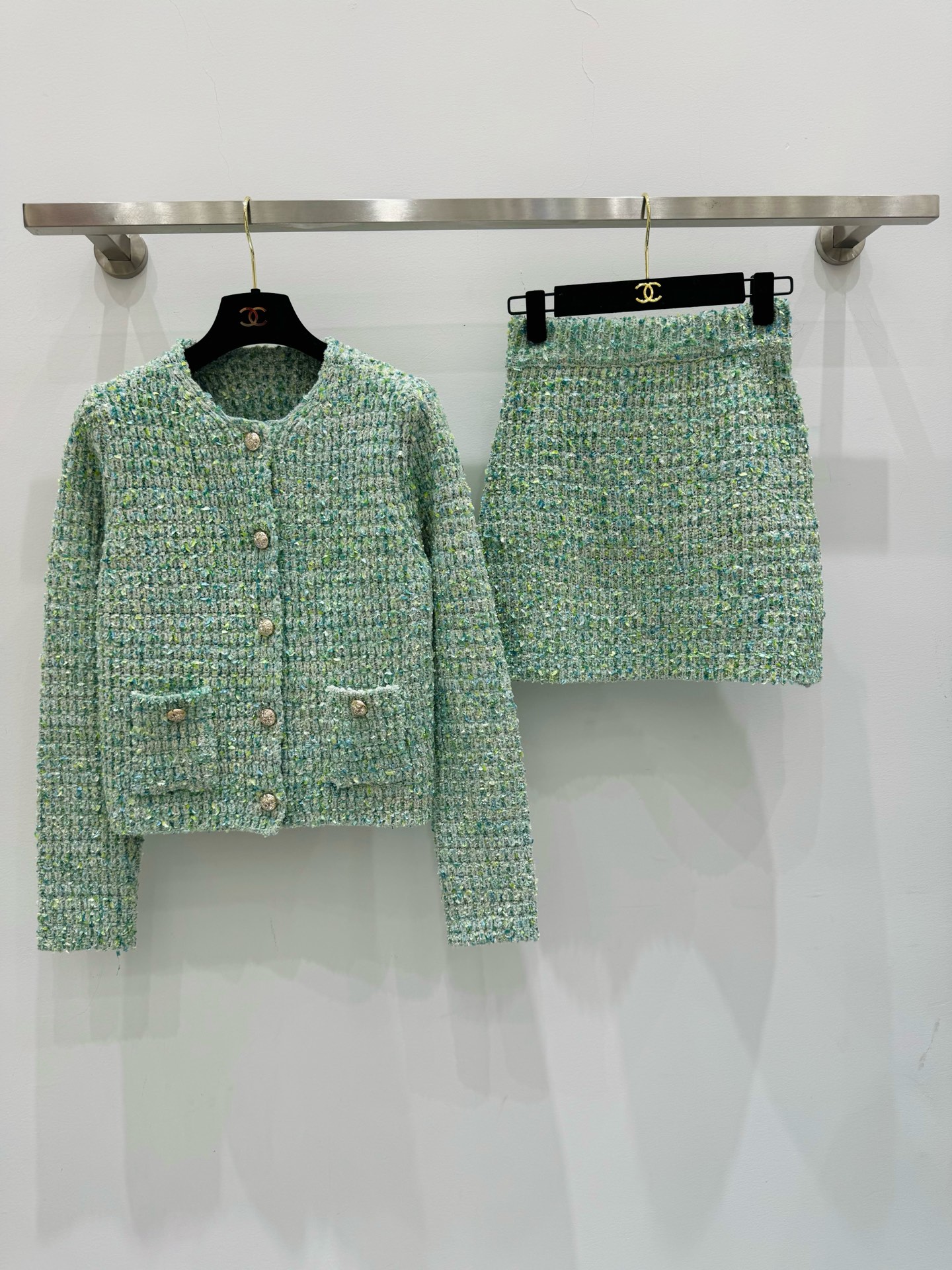 NO:314409,Chan*l 2025 Early Spring New Model New Heavy Industry Weaving Set!  One set out!  Fresh and elegant green yarn mix, age-reducing elegant, round neck straight cut, crisp and enhance the aura, A-line skirt covers the hips and makes you look slim, the upper body is a perfect white and rich lady style, simple and elegant, French elegant style and classic style to make you look slim!  White, rich and beautiful must be a high-end, fashionable and versatile item!  36 38 40, chanel, skirts, alexander wang19860909Chan*l 2025 早春新款 新款重工编织套装！一套出！清新淡雅的绿色纱线混织 减龄淡雅 圆领直身剪裁挺括提气场 A字版半裙遮胯显瘦 上身就是妥妥的白富美大小姐风格 简约大气,法式优雅风经典版型显瘦！白富美必入高级时髦百搭单品！ 码数36 38 40,,chanel,skirts,alexander wang,Women's clothing