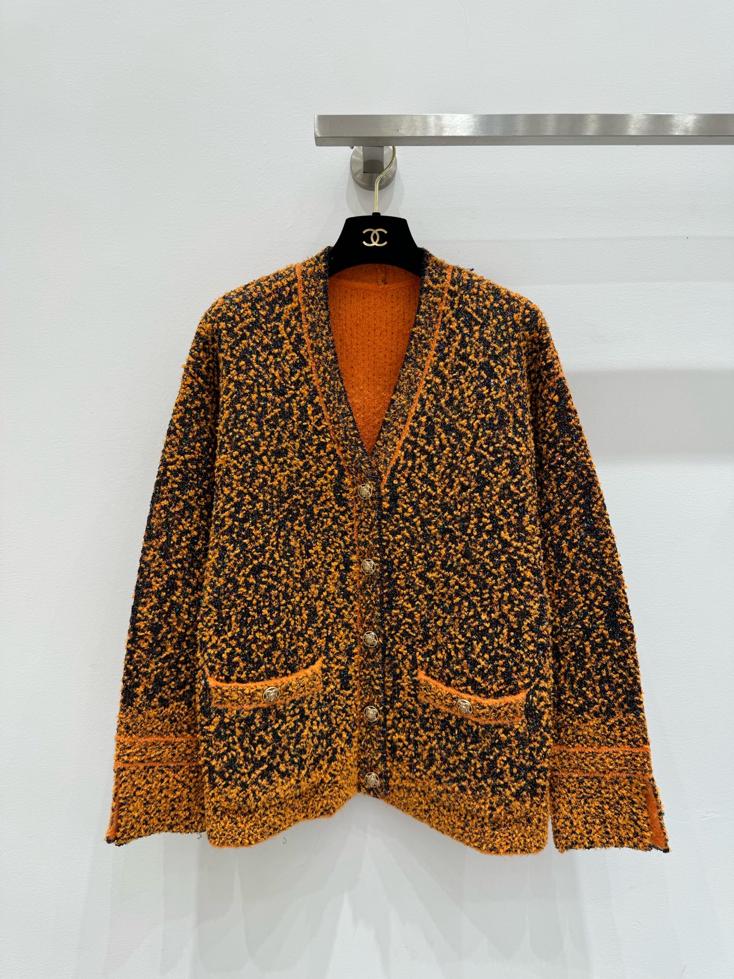 NO:314415,Chan*l 2025 Early Spring New Model New Heavy Industry Mixed Hair Horseshoe Sleeve Cardigan!  French elegant style and classic style to make you look slim!  White, rich and beautiful must-have high-end fashionable and versatile items. SML, chanel, alexander wang19860909Chan*l 2025 早春新款 新款重工混毛马蹄袖开衫！法式优雅风经典版型显瘦！白富美必入高级时髦百搭单品 码数SML,,chanel,alexander wang,Women's clothing