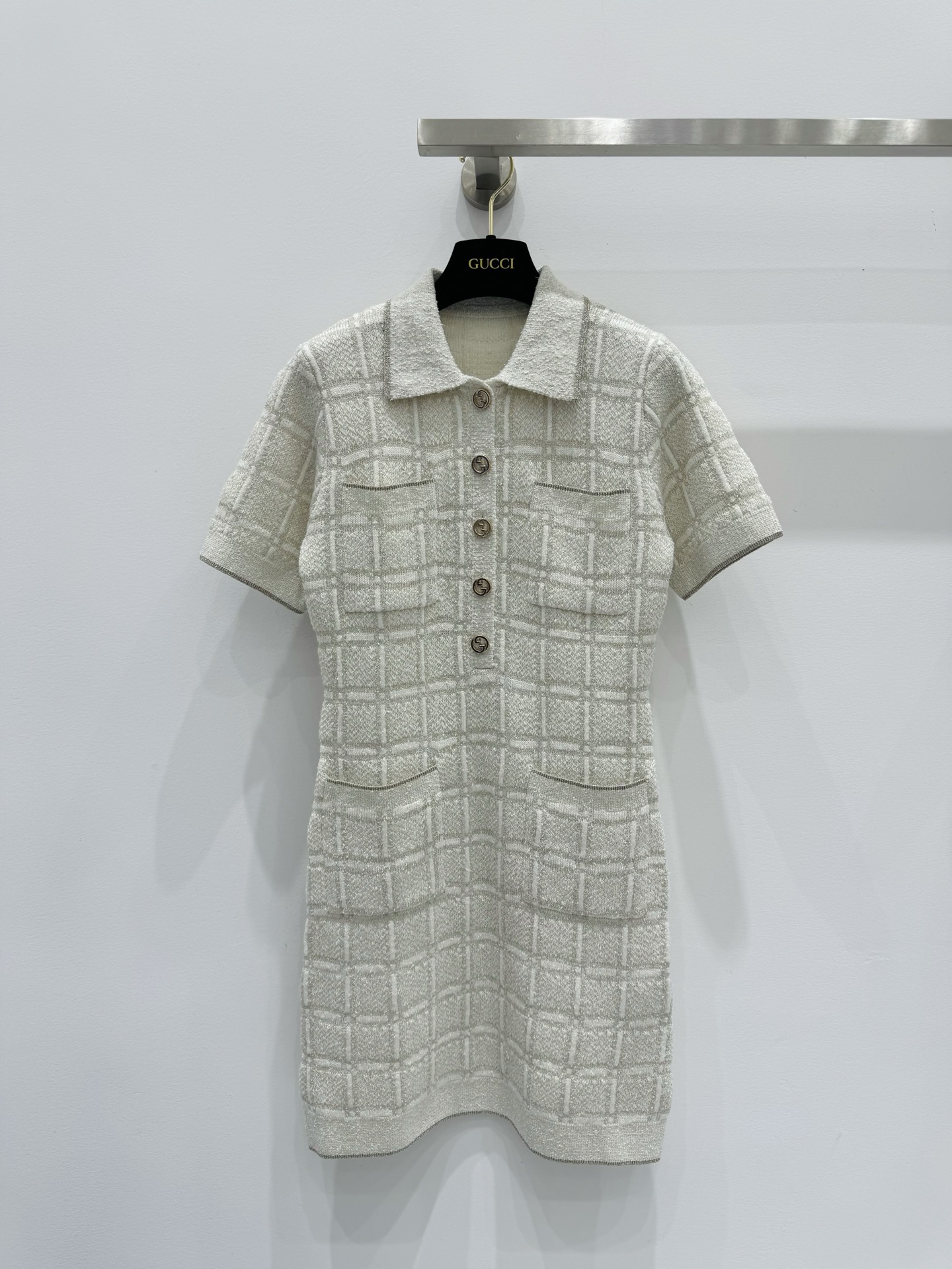 NO:315249,GUCC*25 early spring new product!  Original single-quality YB developed customized gold silk wool yarn is soft and delicate, and it is a magic tool for daily matching!  A celebrity temperament with a gold plaid tiled back collar dress!  The classic style is not picky about people and looks slim and versatile!  Custom metal buttons are low-key and luxurious!  Teddy fleece has a delicate and comfortable texture. A must-have item for white and rich beauty!  Spot stock!  Two-color 3 codes, gucci, skirts, alexander wang19860909GUCC*25早春新品！原单品质YB开发定制金丝羊毛纱线柔软细腻,日常搭配神器！名媛气质金丝格纹反领连衣裙！经典版型不挑人上身显瘦又百搭！定制金属纽扣低调奢华！泰迪绒质感细腻舒适.白富美必备单品！现货开抢！两色3码,,gucci,skirts,alexander wang,Women's clothing