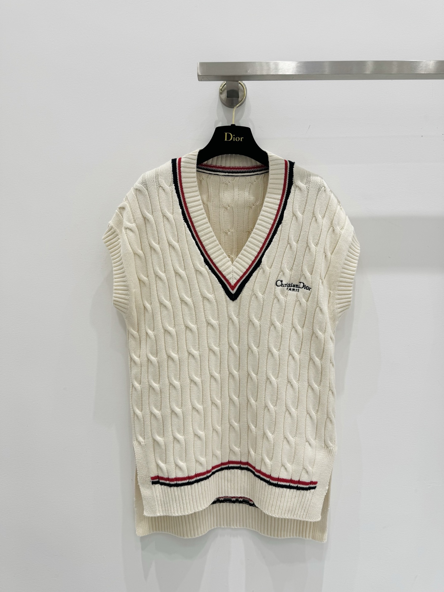 Dior Tennis-Style Knit Vest, V-Neck Sleeveless Sweater Top, Elegant and Versatile 2 i1745176376851 9490 0 0