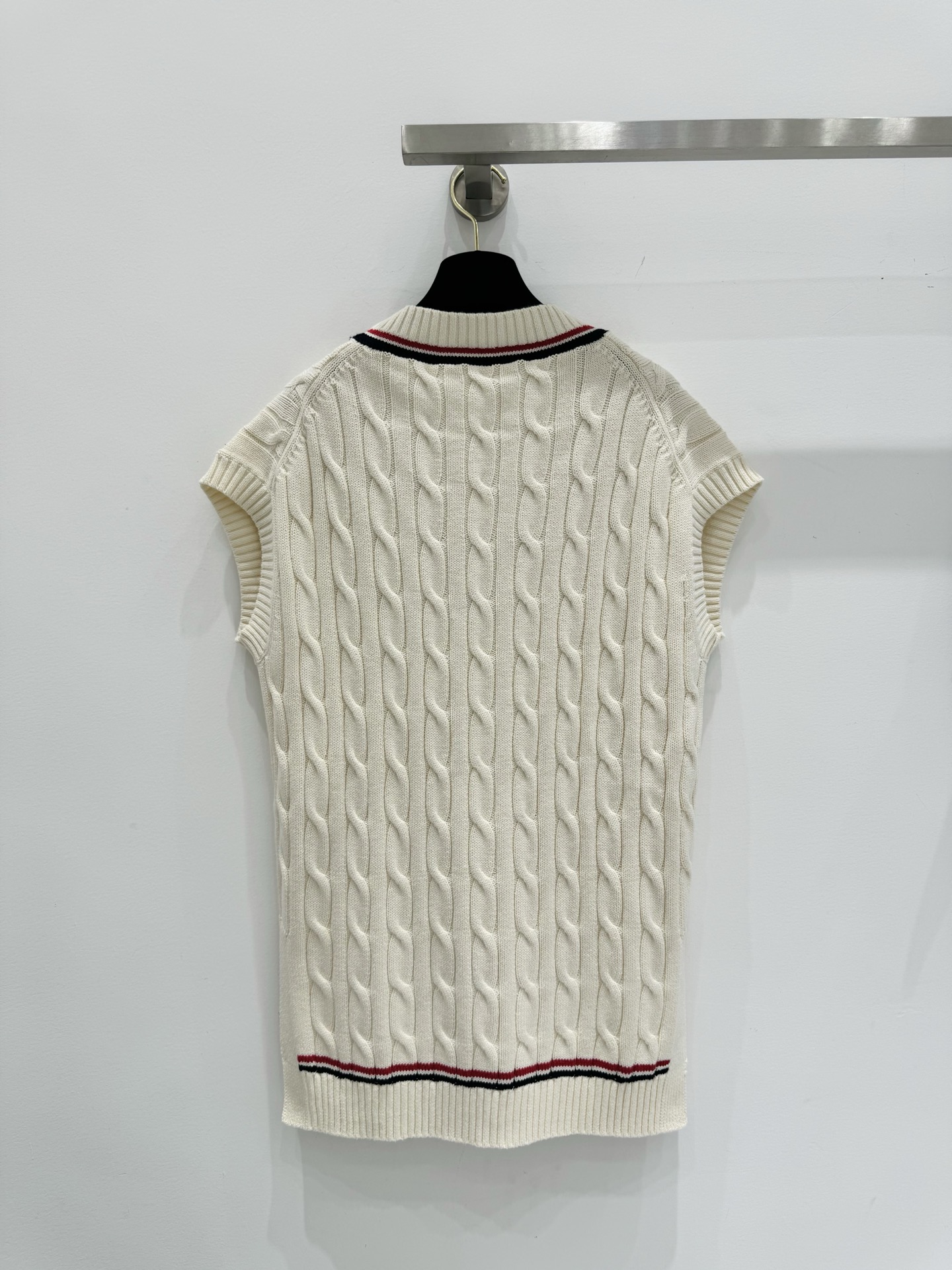 Dior Tennis-Style Knit Vest, V-Neck Sleeveless Sweater Top, Elegant and Versatile 9 i1745176376863 335 0 9