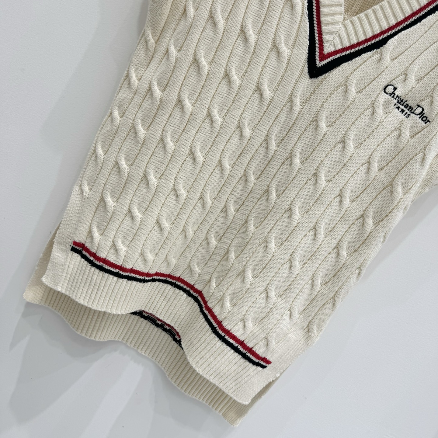 Dior Tennis-Style Knit Vest, V-Neck Sleeveless Sweater Top, Elegant and Versatile 4 i1745176379076 3338 0 2