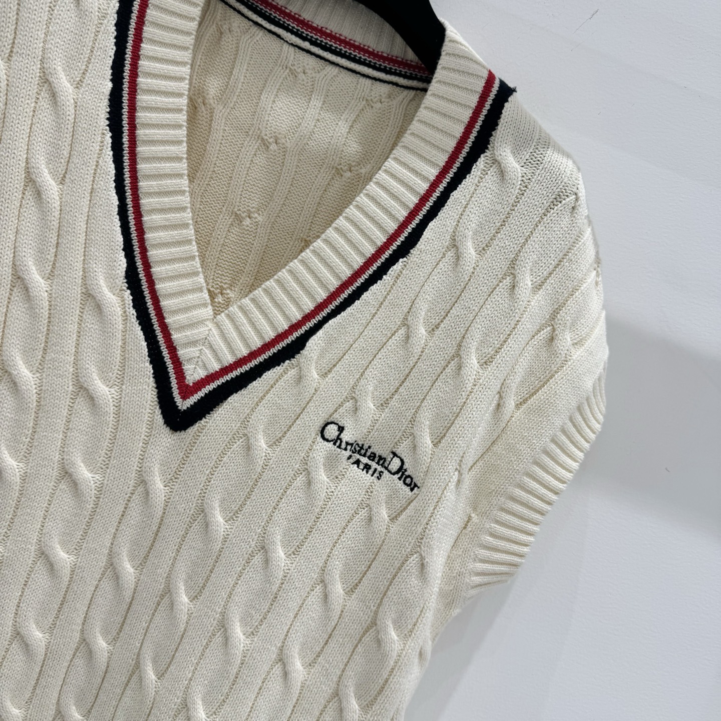 Dior Tennis-Style Knit Vest, V-Neck Sleeveless Sweater Top, Elegant and Versatile 5 i1745176379127 4688 0 3