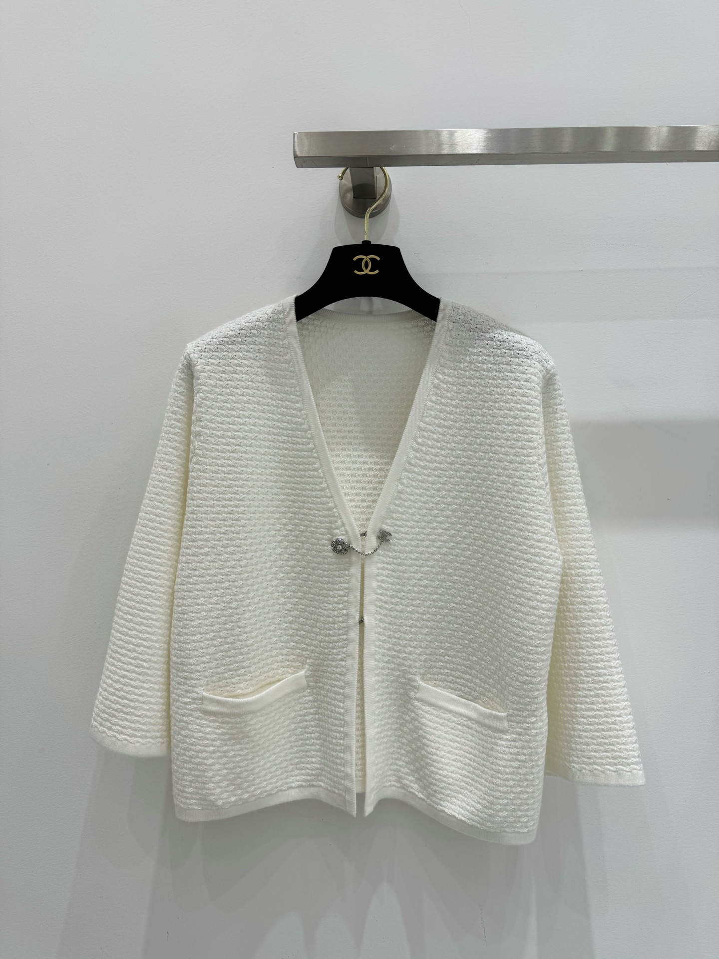 NO:332143,Chan*l 2025p new product embossed knitted hook-button cardigan!  The rhinestone camellia brooch is exquisite and luxurious, and the temperament is white and rich and beautiful, and it is a magical tool!  V-neck classic H-shaped style is super slim!  The A-sleeved slit design has a casual and elegant feel!  Color black white SML, chanel, brooch, breastpin, alexander wang19860909Chan*l 2025p 新品 浮雕纹针织勾扣小开衫！水钻山茶花胸针缀饰精致奢华 气质白富美必入神器！V领经典H版型超显瘦！A袖开叉设计气质随性优雅高级感！ 颜色黑色 白色 码数SML,,chanel,brooch，breastpin,alexander wang,Women's clothing