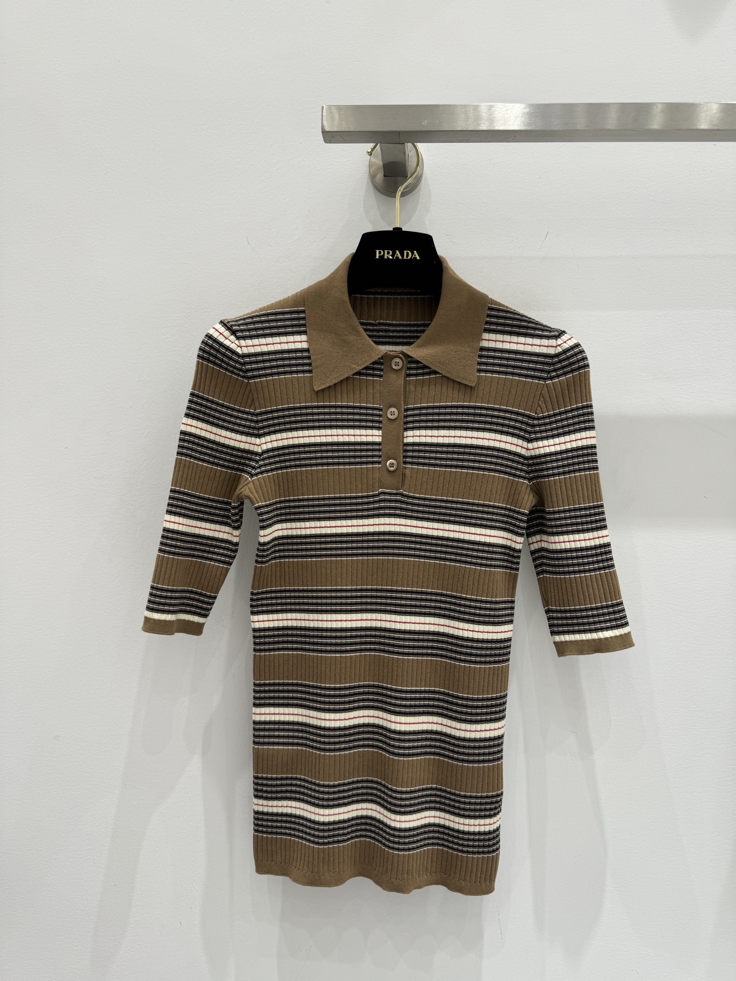 NO:332146,Prad* 2025SS Spring and Summer New Style Mid-color Striped Knitted Polo Short Sleeve Top!  College style outfit, versatile and age-reducing and fashionable!  Swiss machine 16-pin process fixed dyeing cotton yarn fabric!  Positioning embroidered letters, college-style girl outfit, slim fit style is not picky about people, and looks slim with big body!  SML, prada, T-shirt, alexander wang19860909Prad* 2025SS 春夏新款 间色条纹针织polo短袖上衣！学院风穿搭,百搭减龄又时髦！瑞士机16针工艺定染棉纱面料！定位刺绣字母,学院风少女穿搭 修身版型不挑人上身巨显瘦！ 码数SML,,prada,T-shirt,alexander wang,Women's clothing