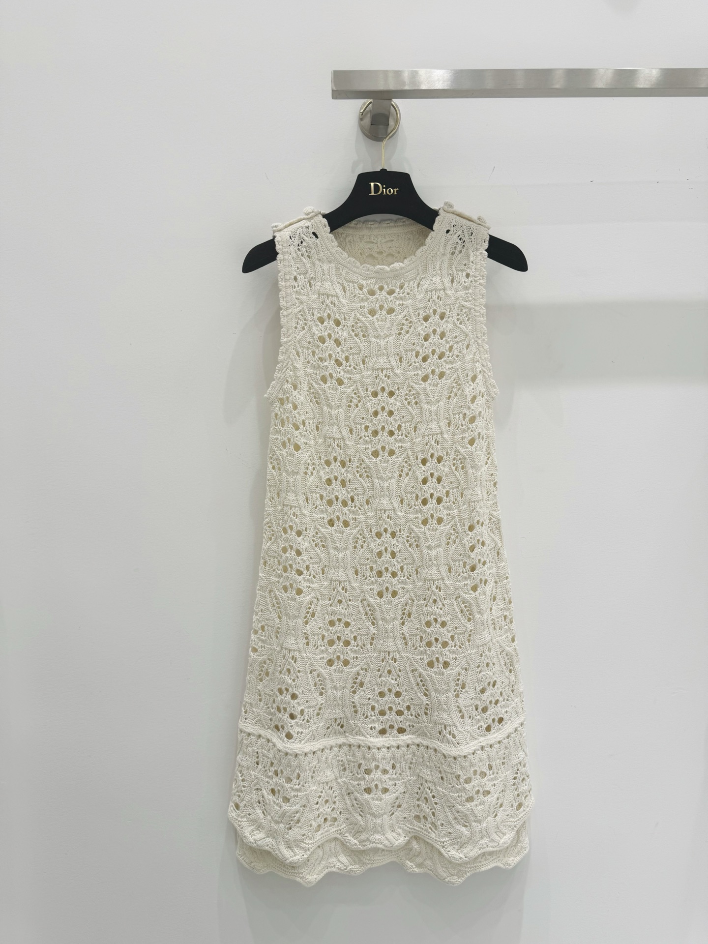 NO:332151,Dio* 2025 summer new style, high-spirited temperament, empty vest dress. Imported yarn Swiss weaving craftsmanship creates a low-key and luxurious high-end feeling!  The classic H-style style is not picky for people, the double-layer skirt design is beautiful on the upper body!  Imported pure cotton yarn heavy industry is luxurious, mysterious and noble!  The temperament is casual and elegant. The classic is not picky and the upper body looks slim. SML, dior, skirts, alexander wang19860909Dio* 2025 夏季新款 高智感气质缕空背心连衣裙.进口纱线瑞士机织工艺打造低调奢华的高级感！经典H版型不挑人双层裙摆设计上身绝美！进口纯棉纱线重工奢华神秘又高贵！气质随性优雅.经典不挑人上身超显瘦 码数SML,,dior,skirts,alexander wang,Women's clothing