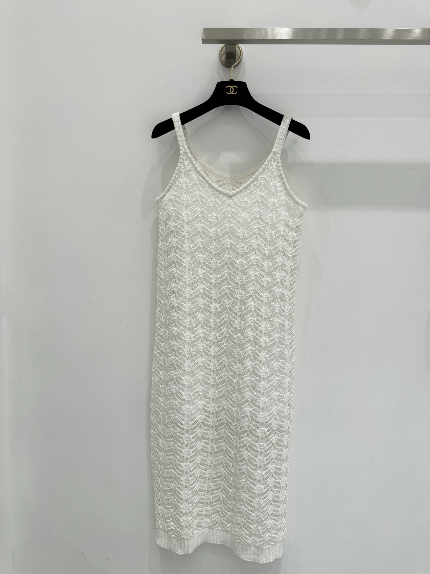 NO:332160,BC 2025 Gao Zhishen and elegant temperament, a lazy and comfortable atmosphere!  Minimalist old-fashioned style outfit, imported linen pure cotton bead chip yarn heavy industry luxurious mysterious and noble!  Style and temperament are casual and elegant, classic and not picky, super slim on the upper body. Color white, brown, SML, skirts, alexander wang19860909BC 2025 高智感优雅气质缕空吊带连衣裙,慵懒自在的氛围感！极简老钱风穿搭,进口亚麻纯棉珠片纱线重工奢华神秘又高贵！版型气质随性优雅,经典不挑人上身超显瘦 颜色白色 咖色 码数SML,,skirts,alexander wang,Women's clothing