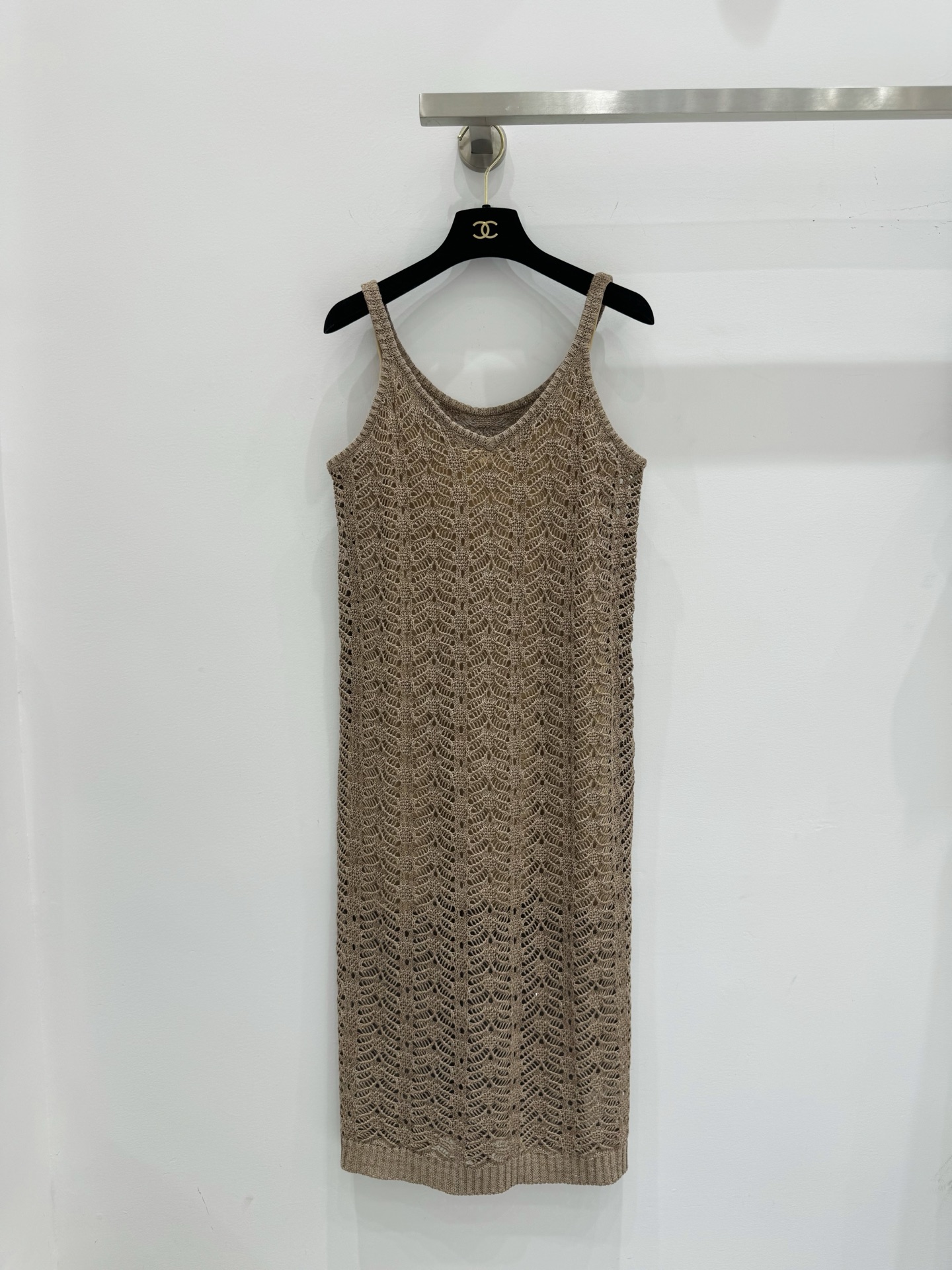 NO:332137,BC 2025 Gao Zhishen and elegant temperament, a lazy and comfortable atmosphere!  Minimalist old-fashioned style outfit, imported linen pure cotton bead chip yarn heavy industry luxurious mysterious and noble!  Style and temperament are casual and elegant, classic and not picky, super slim on the upper body. Color white, brown, SML, skirts, alexander wang19860909BC 2025 高智感优雅气质缕空吊带连衣裙,慵懒自在的氛围感！极简老钱风穿搭,进口亚麻纯棉珠片纱线重工奢华神秘又高贵！版型气质随性优雅,经典不挑人上身超显瘦 颜色白色 咖色 码数SML,,skirts,alexander wang,Women's clothing