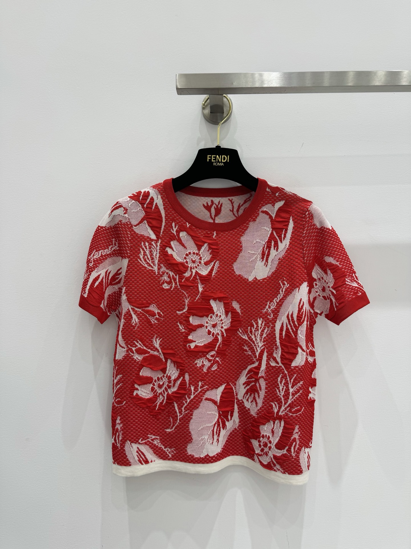 NO:332157,Fend* 2025 Spring and Summer New Style Jacquard Round Neck Knitted Short Sleeves!  Tianshi cotton texture is smooth, delicate and comfortable, a must-have item for white and rich beauty, a classic style and temperament casual and elegant. Classic style and top body look super slim. SML, fendi, T-shirt, alexander wang19860909Fend* 2025 春夏新款 提花圆领针织短袖！天丝棉质感平滑细腻舒适,白富美必备单品,经典版型气质随性优雅.经典不挑人上身超显瘦 码数SML,,fendi,T-shirt,alexander wang,Women's clothing