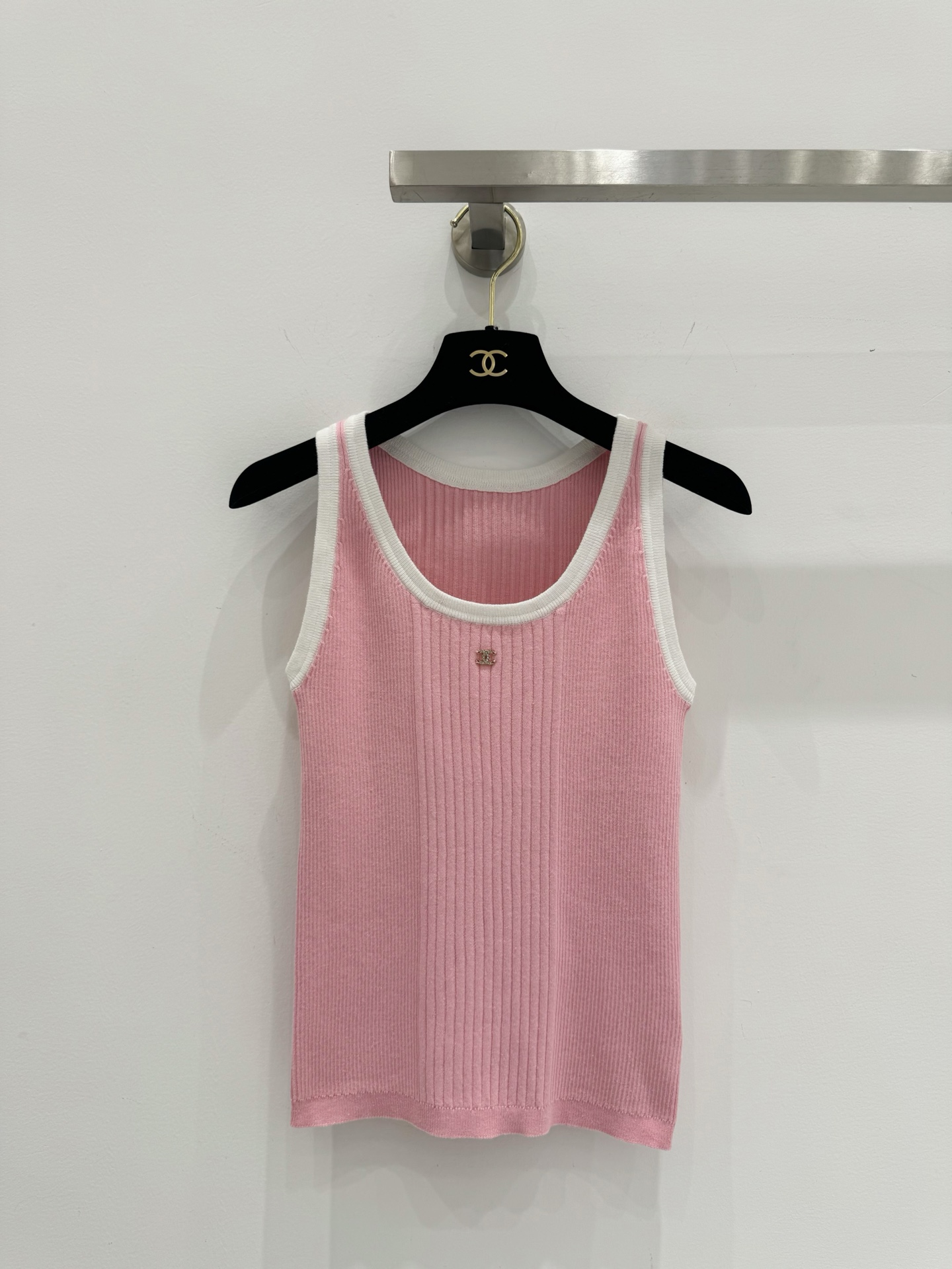 NO:418866,Chanel 2025 Beach Spring and Summer New Products!  Contrasting color slim fit knitted vest!  Metal decoration design is versatile and age-reducing and fashionable!  The girl's slim fit style is not picky about others, and she looks very slim!  SML, chanel,alexander wang19860909Chanel 2025 沙滩春夏新品！撞色修身针织背心！金属装饰设计百搭减龄又时髦！少女穿搭修身版型不挑人上身巨显瘦！ 码数SML,,chanel,alexander wang,Women's clothing