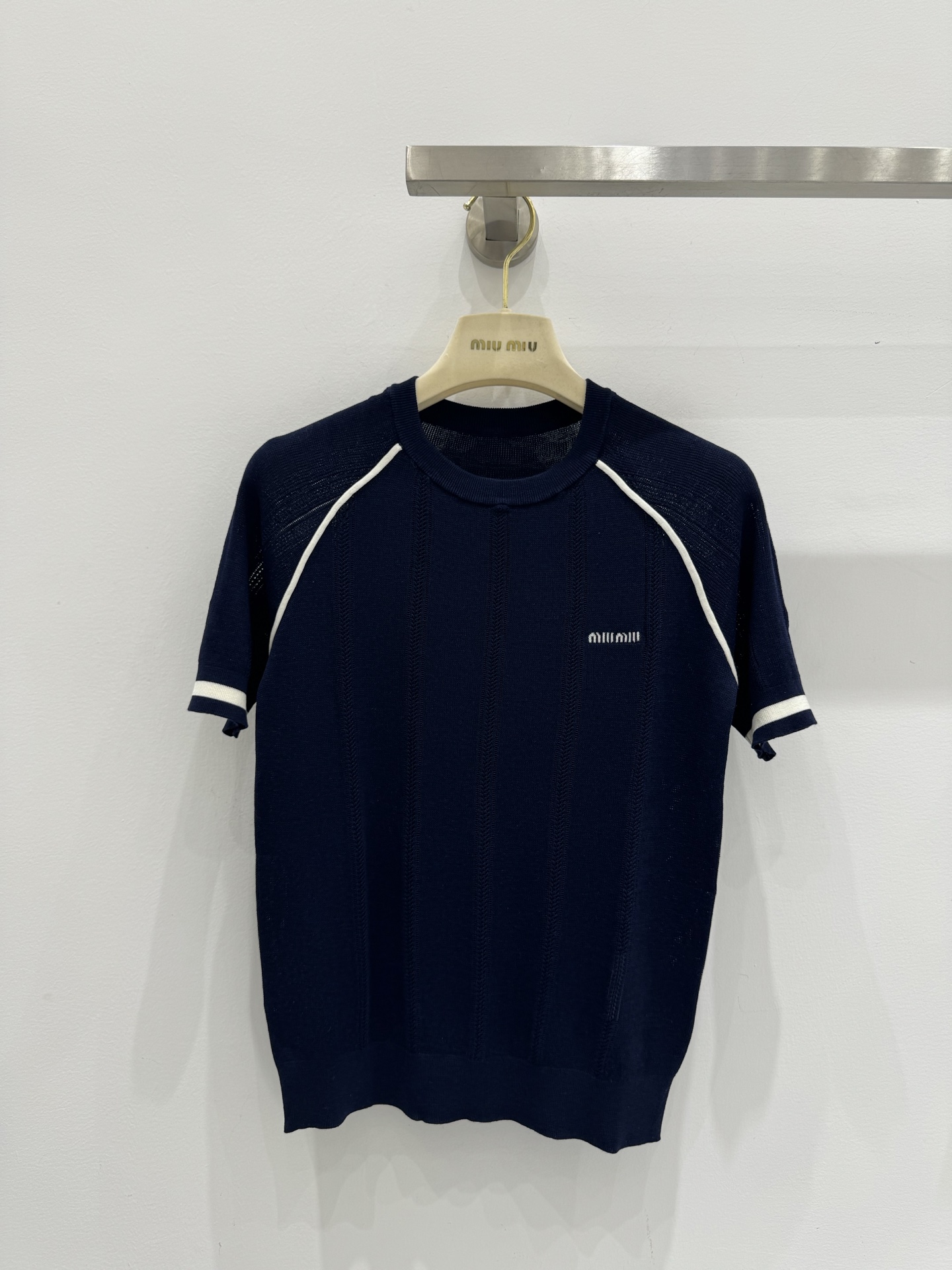 NO:569580,Miumi*25 new versatile and age-reducing contrasting color knitted short-sleeves!  Retro school style!  Miumiu-style outfits can be matched with any combination to instantly transform into an American retro girl. The upper body looks slimmer, playful and age-reducing. 1 color SML,,miumiu,T-shirt,alexander wang19860909Miumi*25新款百搭减龄撞色针织短袖！复古学院风！缪里缪气穿搭 可以任意配套搭配秒变美式复古少女 上身显瘦俏皮减龄 1色SML,,miumiu,T-shirt,alexander wang,Women's clothing