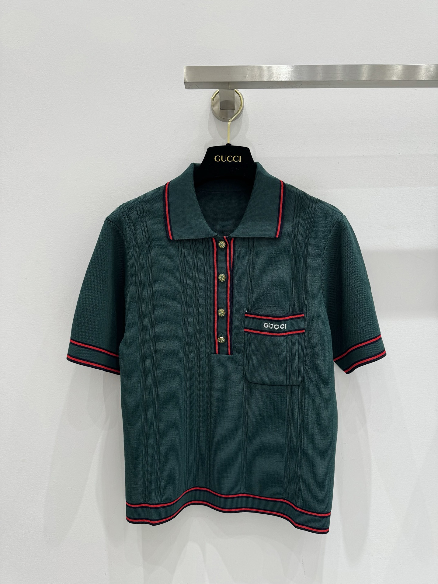 NO:438002,Gucc* Tennis girl sports style knitted polo collar top temperament lapel classic style versatile and not picky, red and green color combination showing off personal posture, super age-reducing stacking artifact!  She looks thin and tall on the upper body!  Two-color SML, gucci, alexander wang19860909Gucc* 网球少女运动风针织polo领上衣气质翻领经典版型百搭不挑人,红绿配色张扬个性姿态 超级减龄叠搭神器！上身显瘦又高挑！两色SML,,gucci,alexander wang,Women's clothing