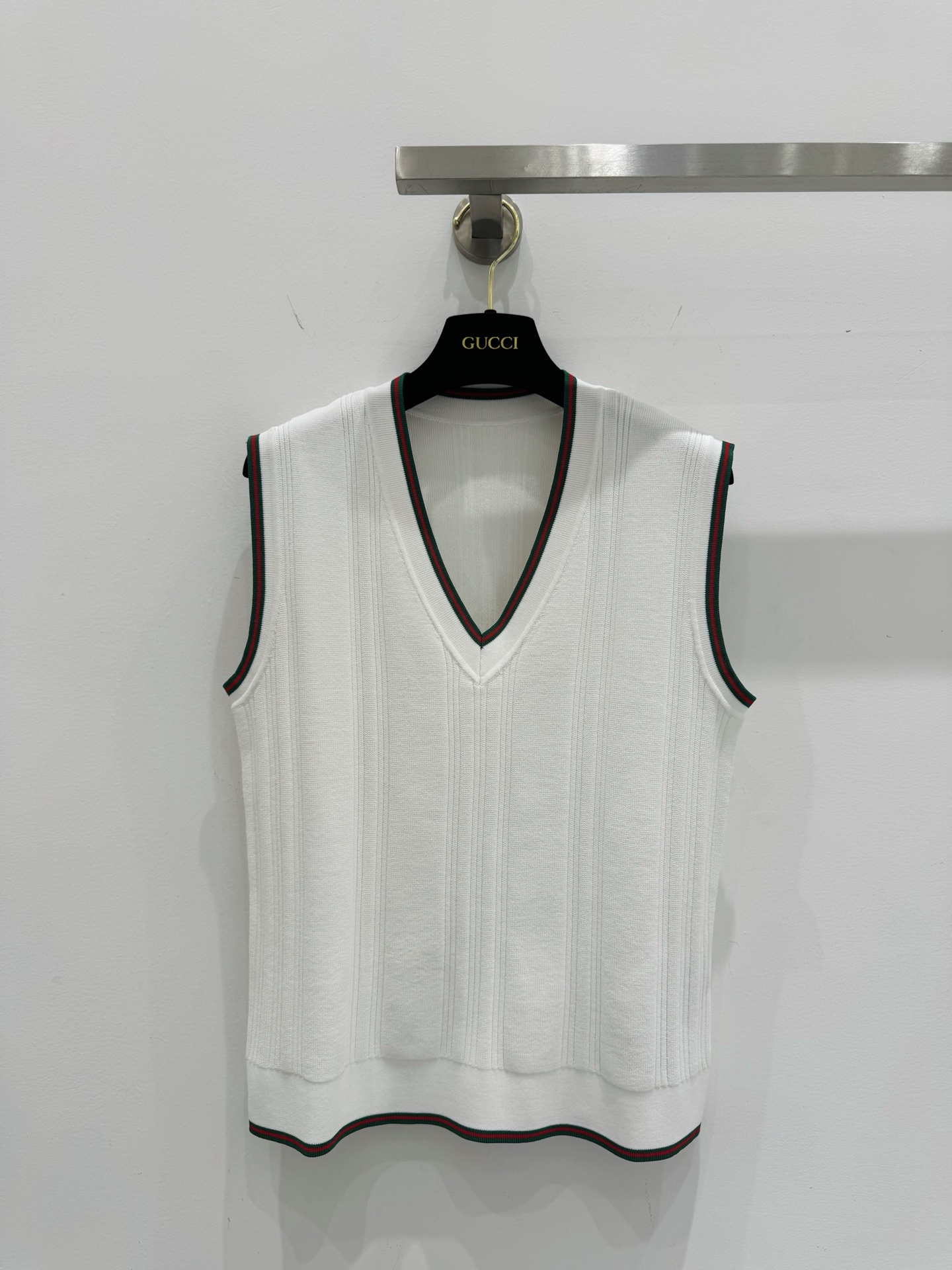 NO:437993,Gucc* Tennis girl sports style knitted vest vest temperament V-neck classic style is versatile and not picky, red and green color combination shows off personal posture, super age-reducing stacking artifact!  Slimming on the upper body!  Two colors 36/38/40, gucci,alexander wang19860909Gucc* 网球少女运动风针织背心马甲气质V领经典版型百搭不挑人,红绿配色张扬个性姿态 超级减龄叠搭神器！上身显瘦！两色36/38/40,,gucci,alexander wang,Women's clothing