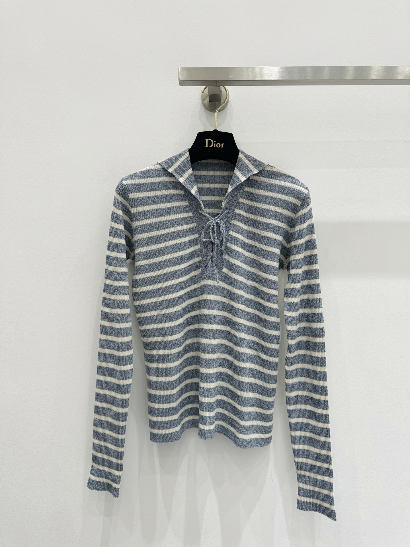 NO:437990,Dio* 25ss Navy round neck slim-fit design linen mulberry silk sweater!  Navy collar strap design!  The pinstripe contrasting colors are super whiter!  The original positioning and hang hair logo letters are jacquard classic style. The upper body looks huge and slim!  Elegant temperament and age-reducing items!  A rich and beautiful woman must come in!  36/38/40,dior,alexander wang19860909Dio* 25ss海军风圆领修身设计亚麻桑丝针织衫！海军领绑带设计！细条纹撞色超级显白的色调！原版定位挂毛logo字母提花经典版型上身巨显瘦！优雅气质减龄单品！白富美必入！ 36/38/40,,dior,alexander wang,Women's clothing