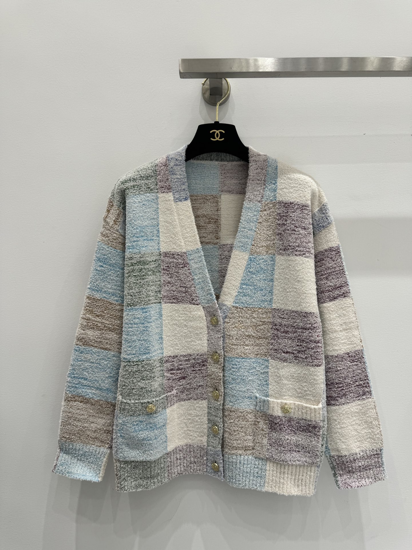 NO:437975,Chane* 25 early autumn new colored plaid knit cardigan!  Classic, versatile, age-reducing and fashionable!  Two colors 36/38/40, chanel,alexander wang19860909Chane* 25早秋新款 彩色格子针织开衫！经典百搭减龄又时髦！两色 36/38/40,,chanel,alexander wang,Women's clothing